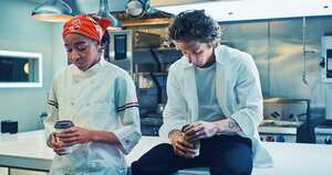 Sydney (Ayo Edebiri) y Carmy (Jeremy Allen White) vivirán tensiones por un menú que cambia tanto como los ánimos.