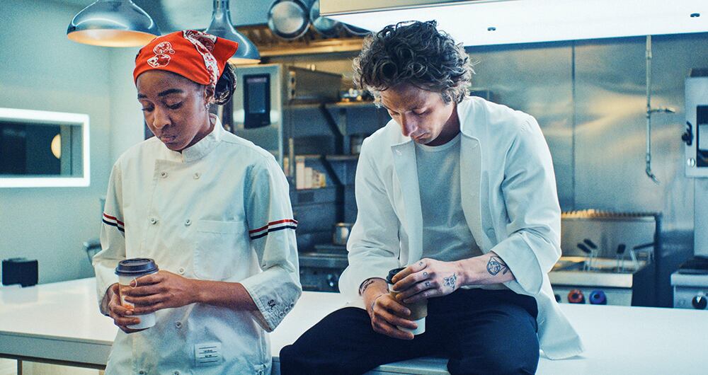 Sydney (Ayo Edebiri) y Carmy (Jeremy Allen White) vivirán tensiones por un menú que cambia tanto como los ánimos.