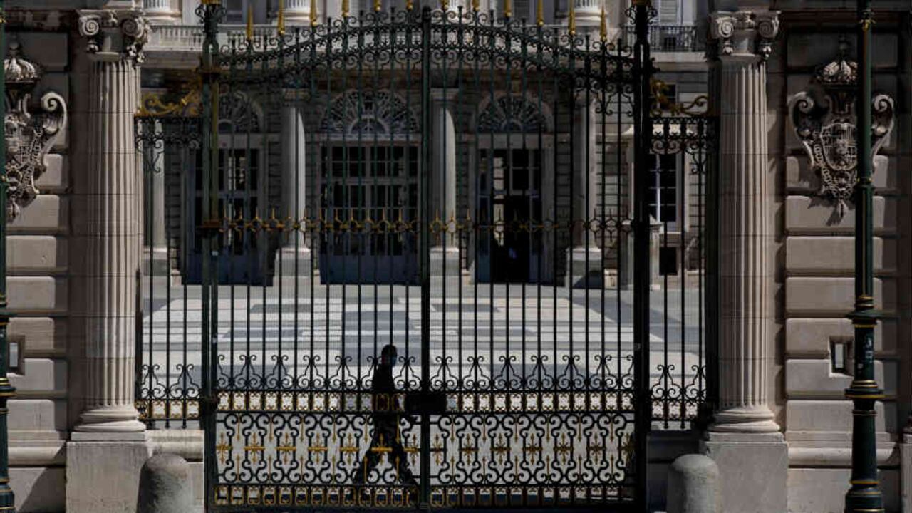 En varias regiones se han realizado confinamientos selectivos y se han restringido el ocio nocturno y las reuniones sociales, a no más de diez personas. El uso público de la mascarilla, mientras tanto, es obligatoria en toda España, salvo Canarias.