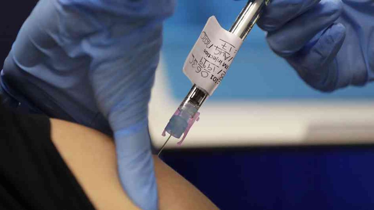 Vacuna de AstraZeneca no es recomendable para menores de 55 años, afirman expertos en Canadá