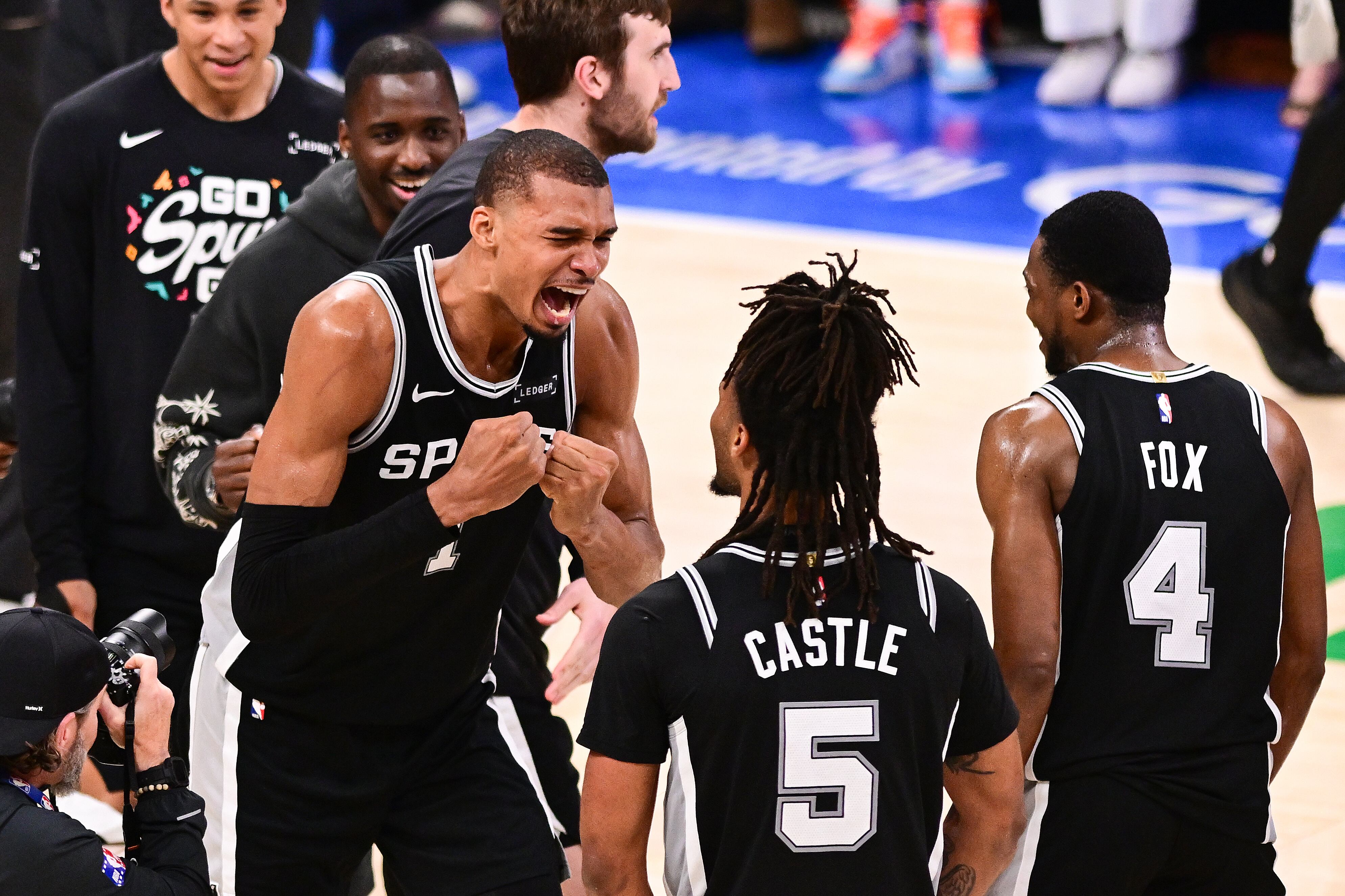 Victor Wembanyama #1 de los San Antonio Spurs celebra con Stephon Castle #5 y De'aaron Fox #4 tras derrotar al Oklahoma City Thunder con un marcador de 111 a 103 en el séptimo partido de las Finales de la Conferencia Oeste de la NBA en el Paycom Center el 30 de mayo de 2026 en Oklahoma City, Oklahoma.