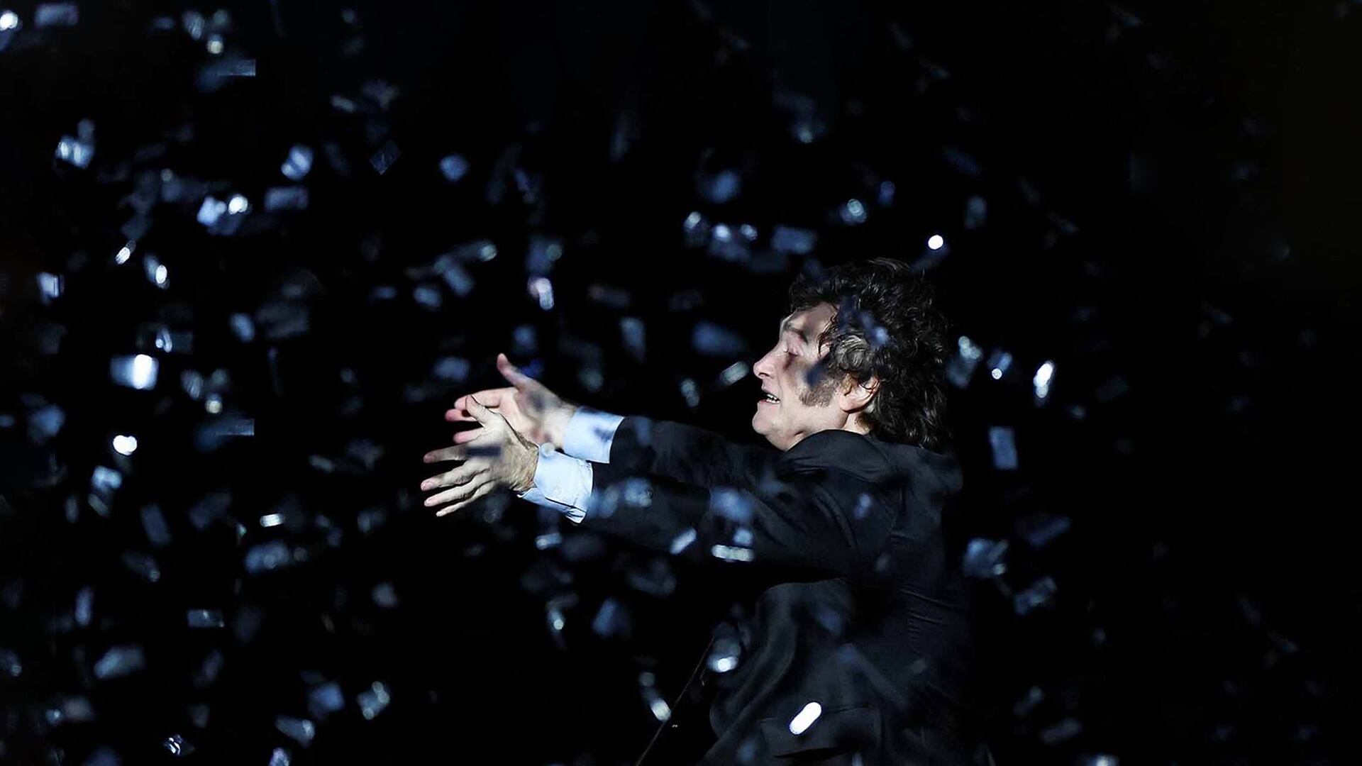 El presidente de Argentina, Javier Milei, hace un gesto en el escenario mientras presenta su nuevo libro "Capitalismo, socialismo y la trampa neoclásica", en el estadio Luna Park, en Buenos Aires, Argentina, el 22 de mayo de 2024.