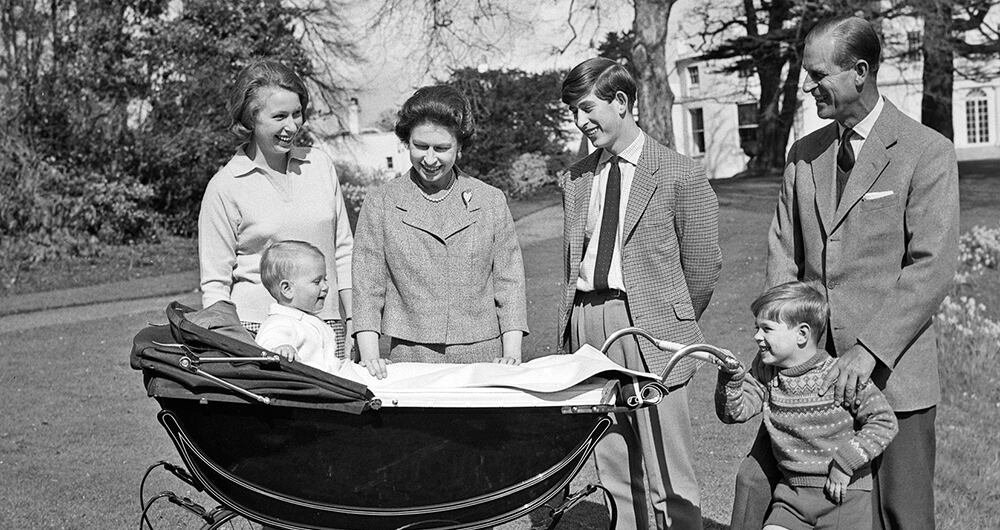  La reina y su esposo Felipe, su gran soporte hasta su muerte, con sus hijos Ana, Eduardo, Carlos y Andrés, en 1965. 