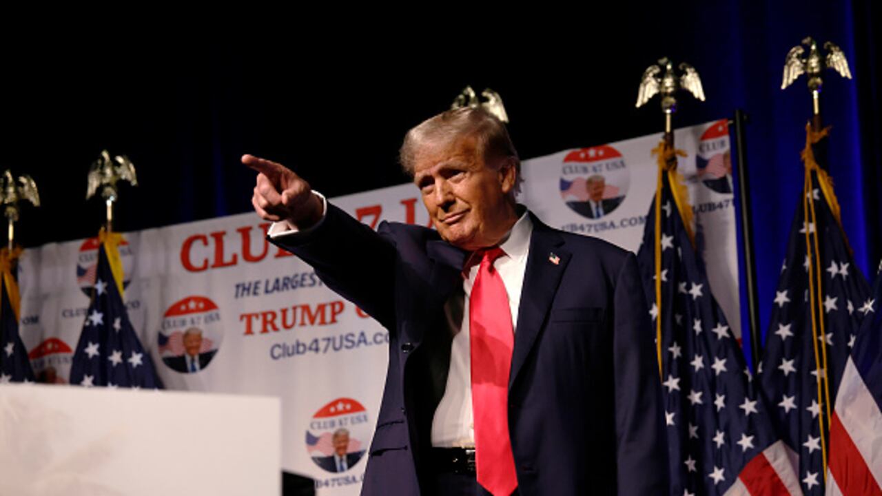 WEST PALM BEACH, FLORIDA - OCTOBER 11: Former U.S. President Donald Trump arrives to deliver remarks at a rally hosted by Club 47 USA at the Palm Beach County Convention Center on October 11, 2023 in West Palm Beach, Florida. Trump y otros republicanos han tratado de culpar al gobierno de Biden, citando en particular la liberación de casi 6.000 millones de dólares en activos congelados a Irán, que apoya a Hamás. (Photo by Alon Skuy/Getty Images)
