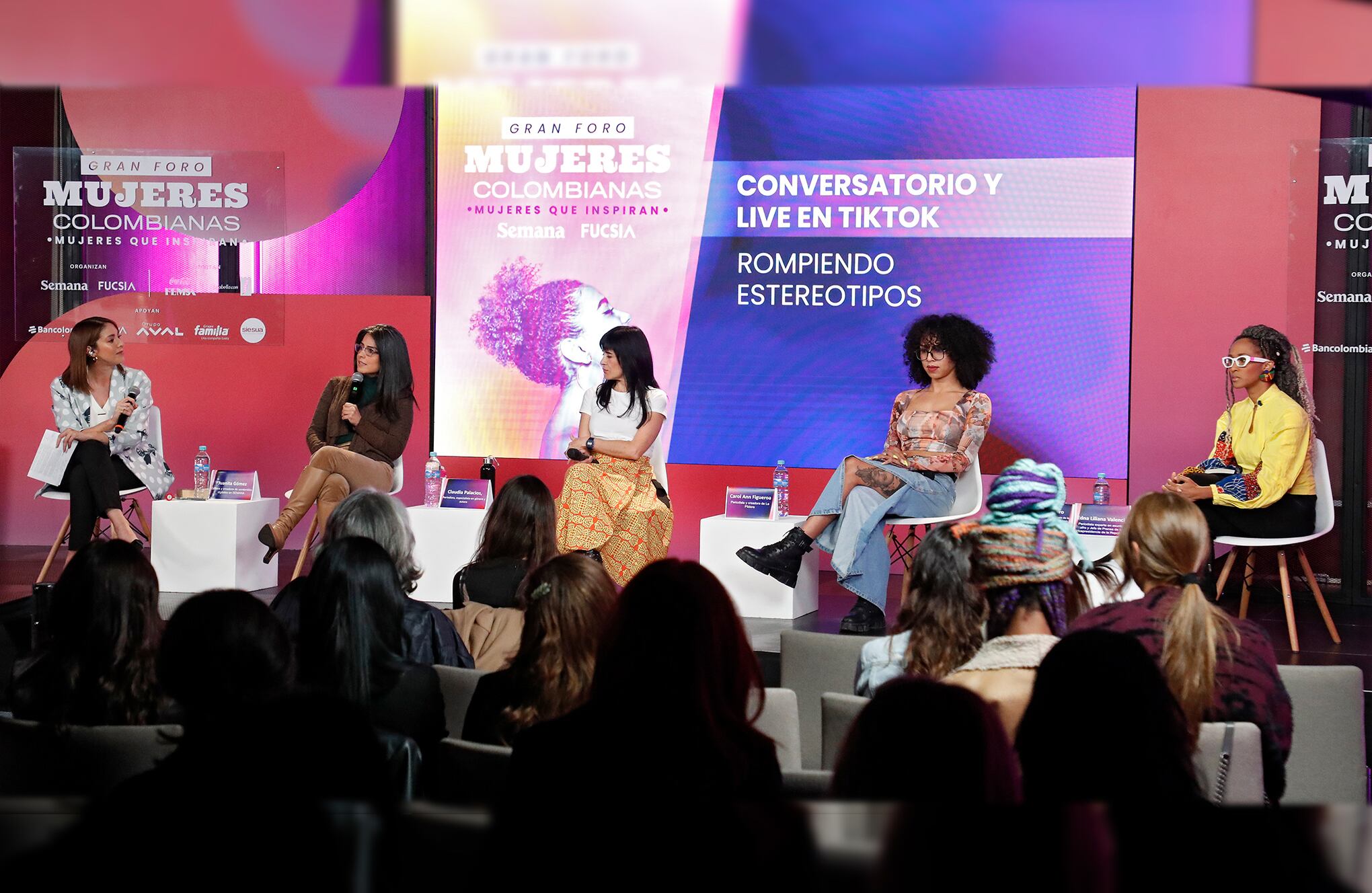Juanita Gómez, editora y creadora de contenidos digitales en SEMANA; Claudia Palacios, periodista; Carol Ann Figueroa, periodista y creadora de La Píldora; Edna Liliana Valencia, periodista experta en asuntos afro; y Jahira Quintero, Directora del Área de Pedagogía de la Fundación Grupo de Acción y Apoyo Trans (GAAT)