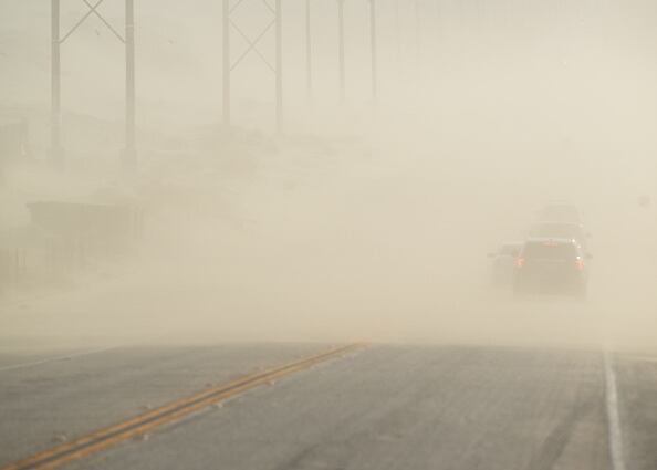 Este tipo de choques múltiples “se debe a fuertes vientos que arrastran polvo de los campos agrícolas hacia la carretera, lo que provoca visibilidad nula”, dice el comunicado.  (Photo by RJ Sangosti/MediaNews Group/The Denver Post via Getty Images)