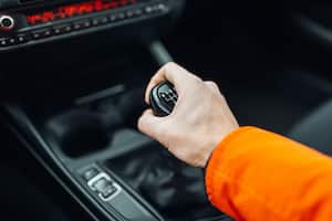 Las condiciones de conducción extremas, como temperaturas extremadamente altas o bajas, pueden contribuir al desgaste prematuro de los componentes de la caja de cambios.