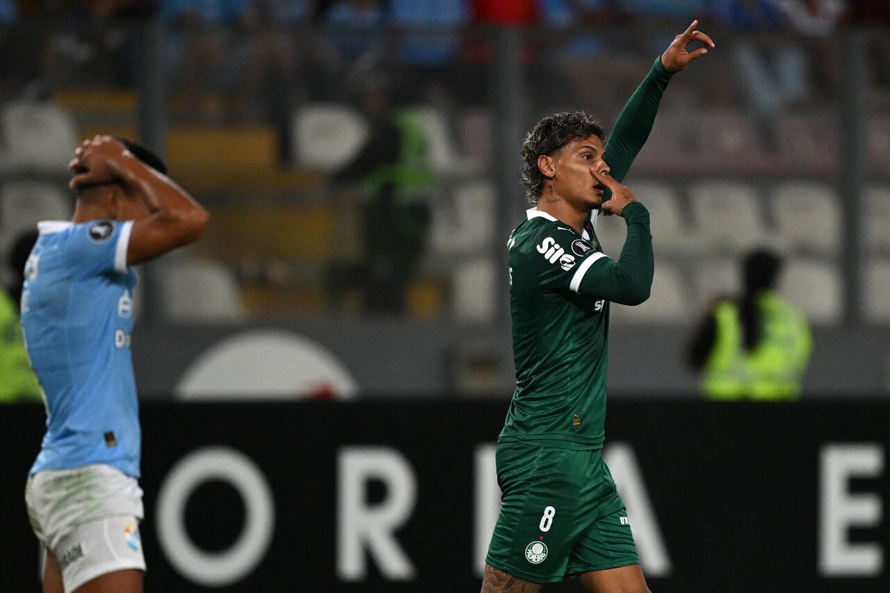 Palmeiras' Colombian midfielder #08 Richard Rios celebrates after scoring during the Copa Libertadores group stage first round football match between Peru's Sporting Cristal and Brazil's Palmeiras at the Nacional stadium in Lima, on April 3, 2025. (Photo by ERNESTO BENAVIDES / AFP)