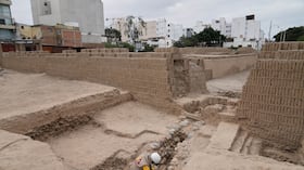 Un misterioso entierro descubierto en Lima es analizado por arqueólogos para conocer su origen.