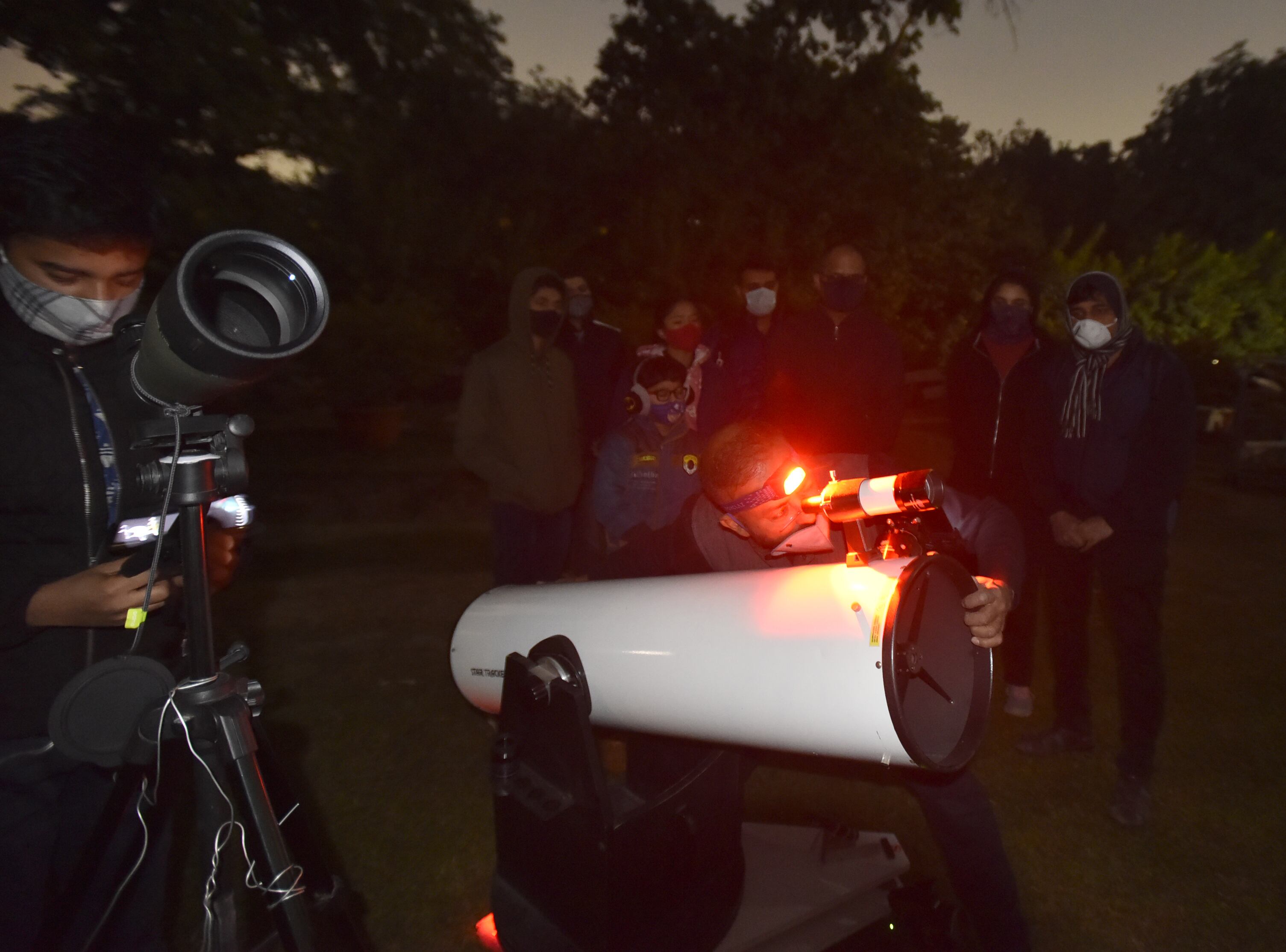 Lo más importante es cuidar sus ojos para no padecer ninguna molestia al presenciar el evento