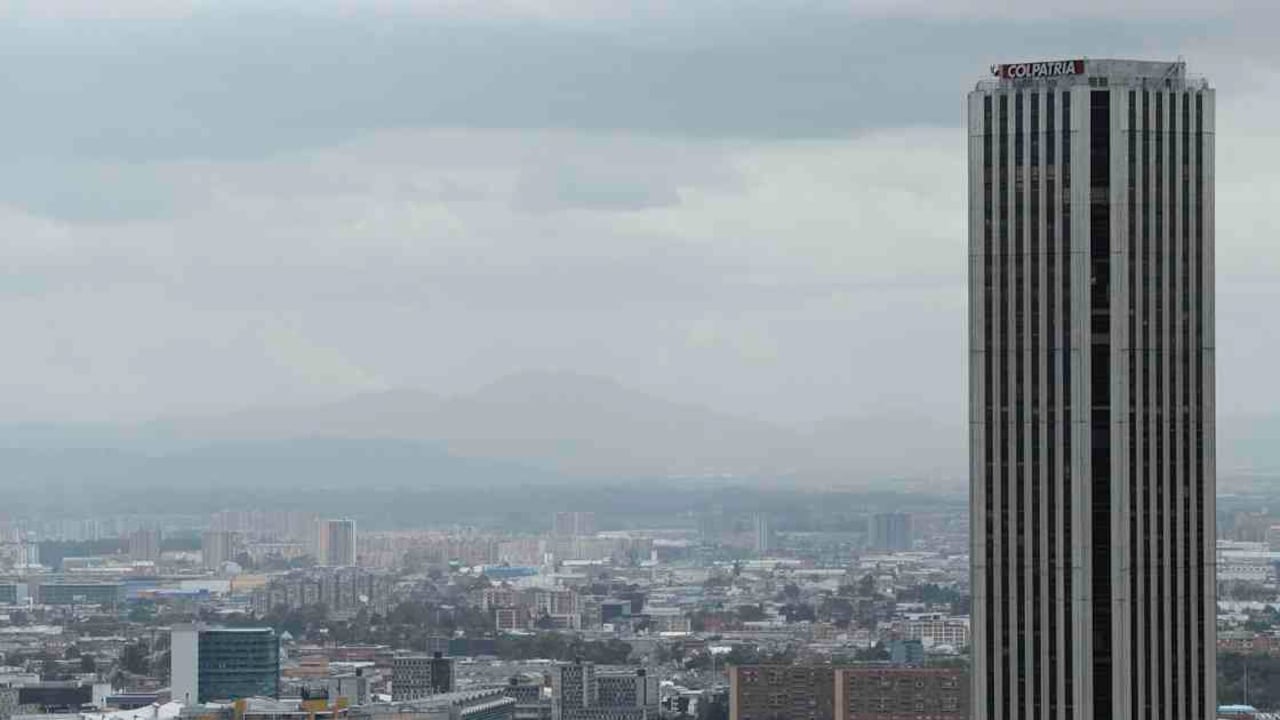 Al sur de la capital se pudieron observar concentraciones importantes del material generado por el polvo del Sahara. Este fenómeno se presenta con mayor frecuencia en horas de la mañana y al finalizar la tarde. Foto: Guillermo Torres.