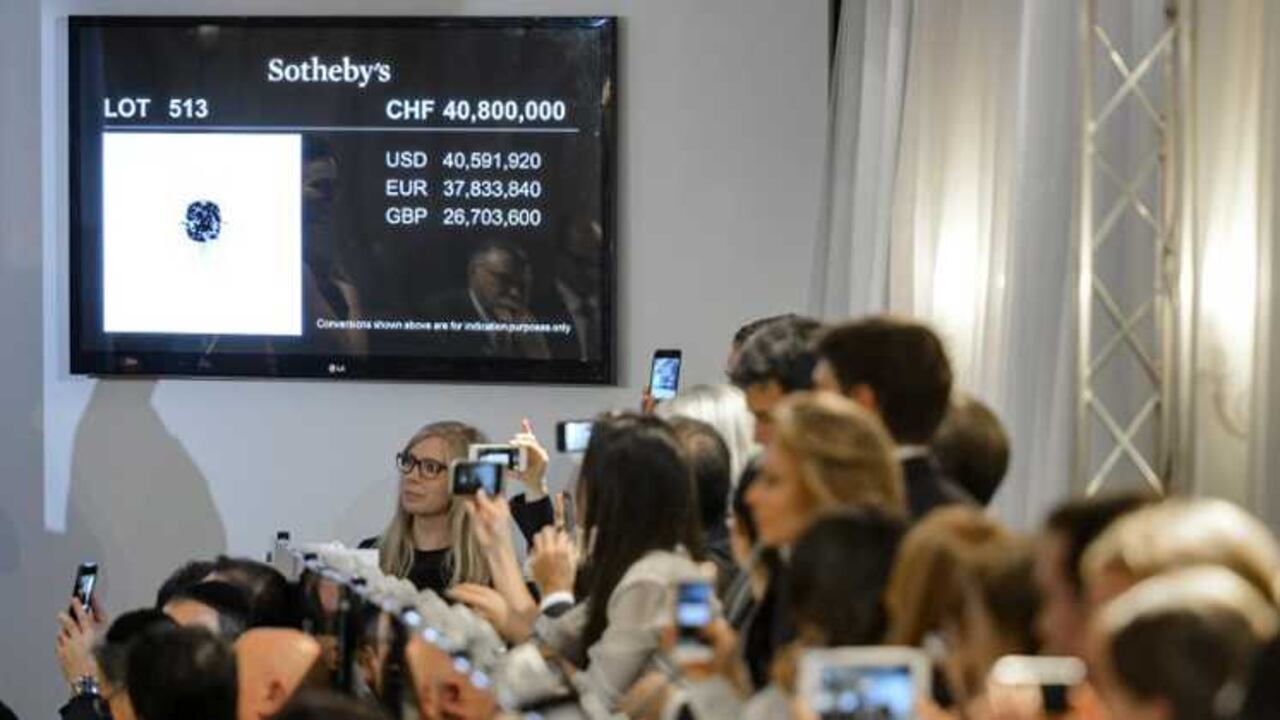 Asistentes a la subasta del diamante.