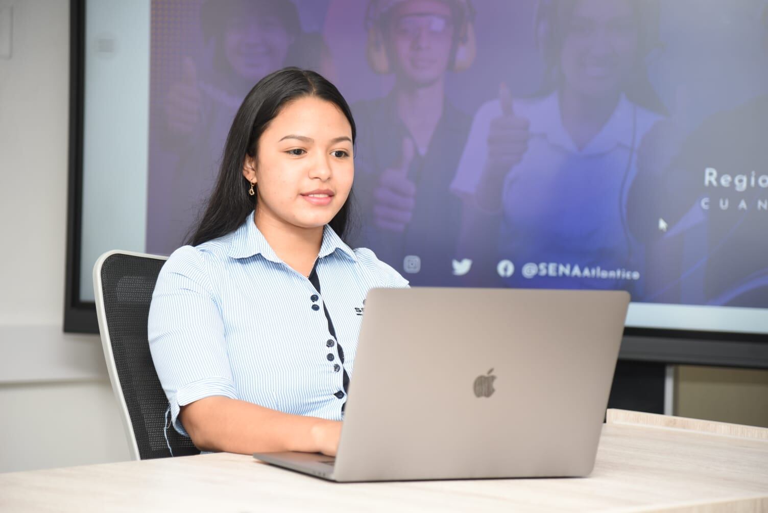 El evento digital, liderado por la Agencia Pública de Empleo (APE), se desarrollará en la plataforma www.expoempleosenajoven.com, que está disponible las 24 horas durante los dos días.