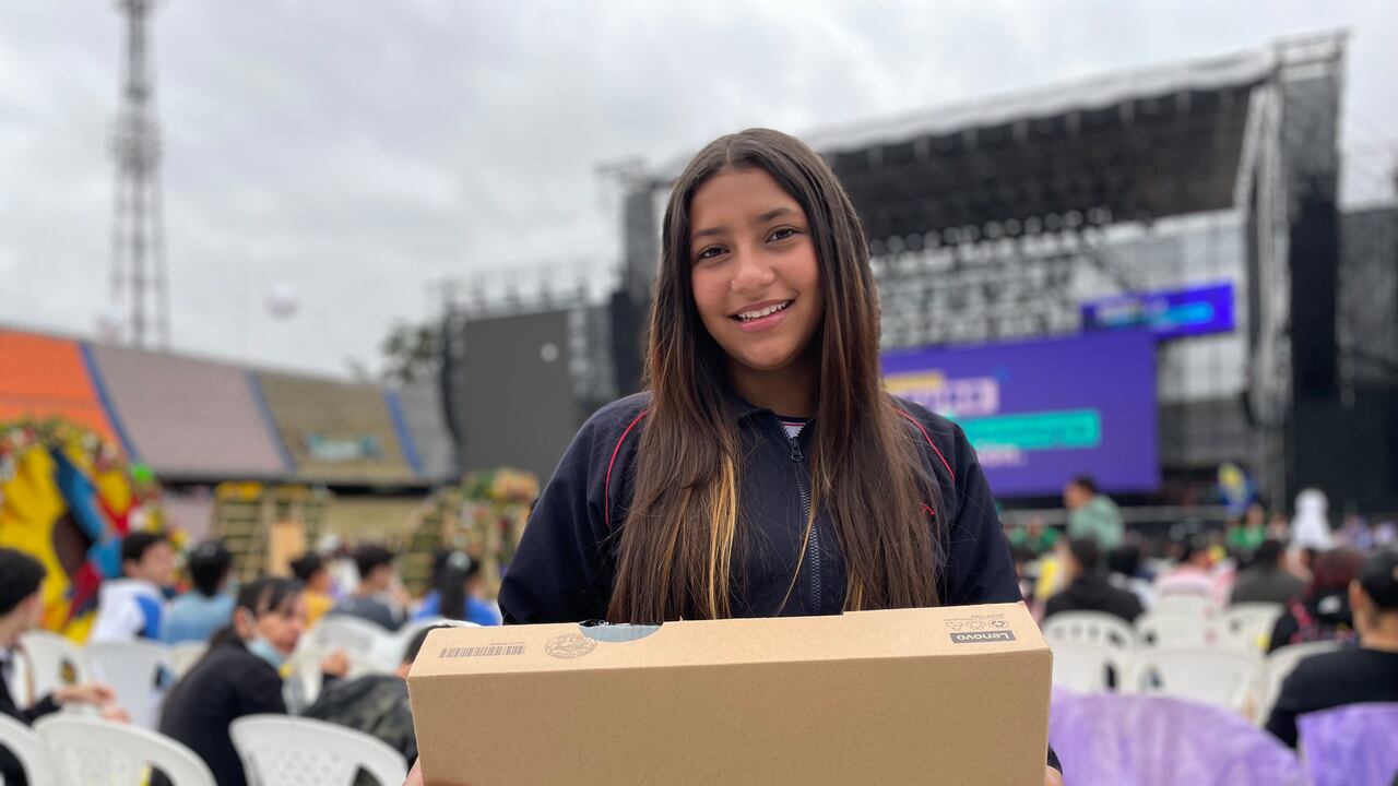 Hasta el momento, 45.000 estudiantes de las 16 comunas en Medellín han recibido los computadores.