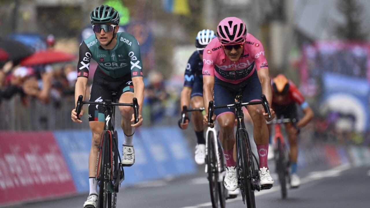 Ecuador's Richard Carapaz wears the pink jersey of the overall leader as he crosses the finish line of the 16th stage of the Giro D'Italia cycling race, from Salò to Aprica, Italy, Tuesday, May 24, 2022. (Massimo Paolone/LaPresse vía AP)