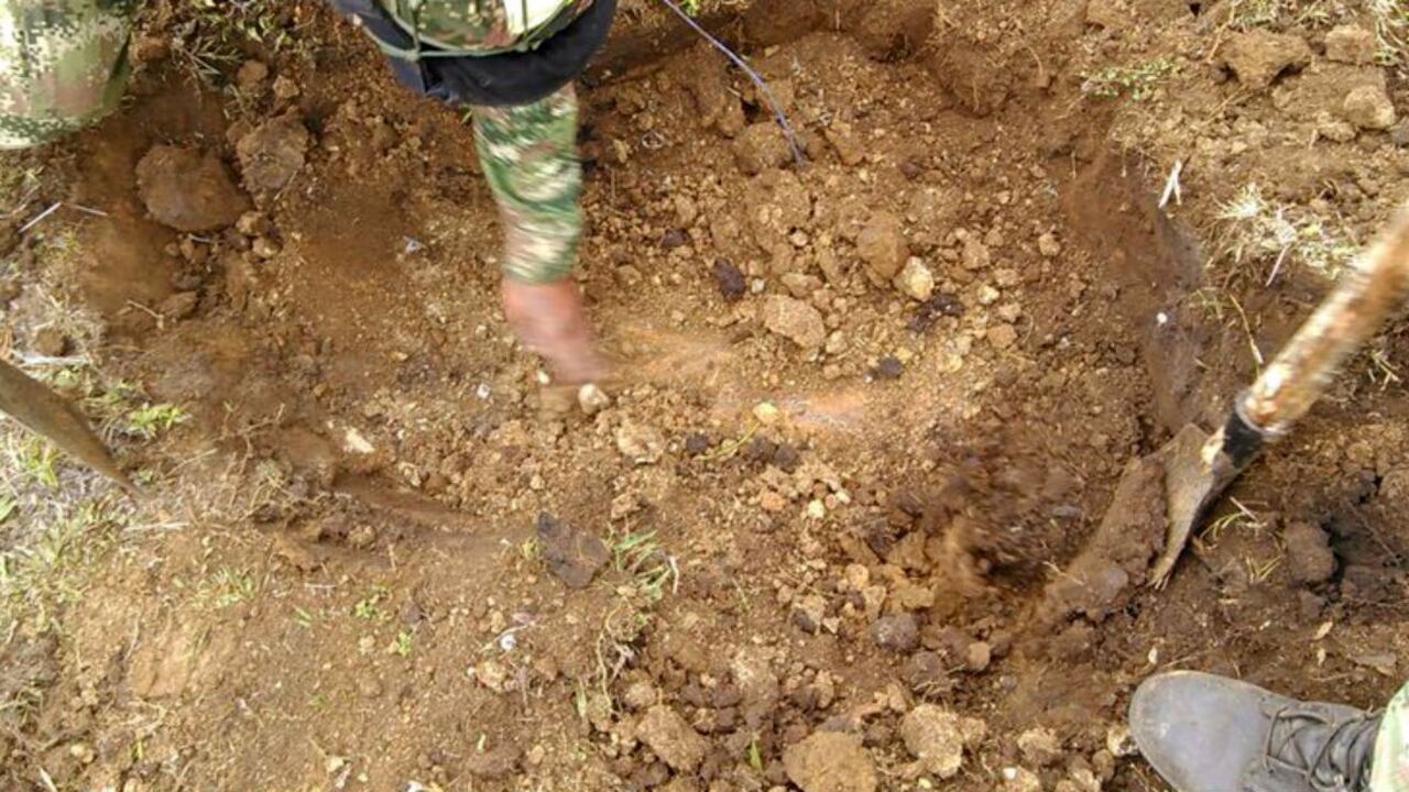 Militares manipulan minas antipersona cerca de una escuela en la Vereda las Palmas, en Toribío, Cauca