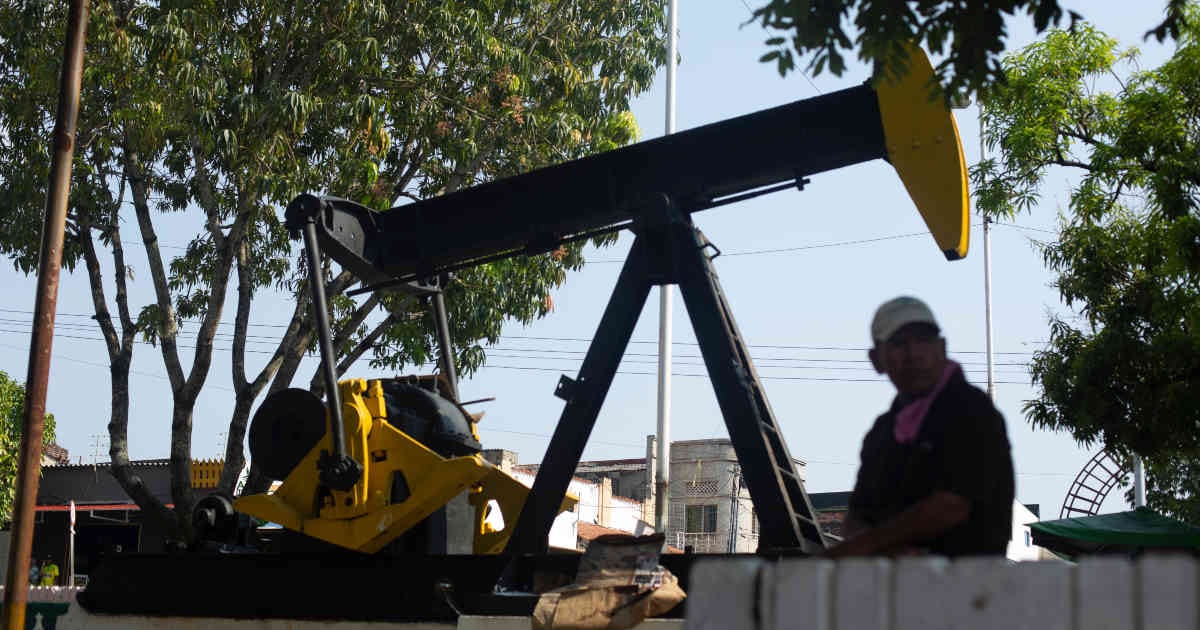 La industria petrolera está tan arraigada en Barrancabermeja que en la mayoría de sus parques hay monumentos alusivos a esa práctica.