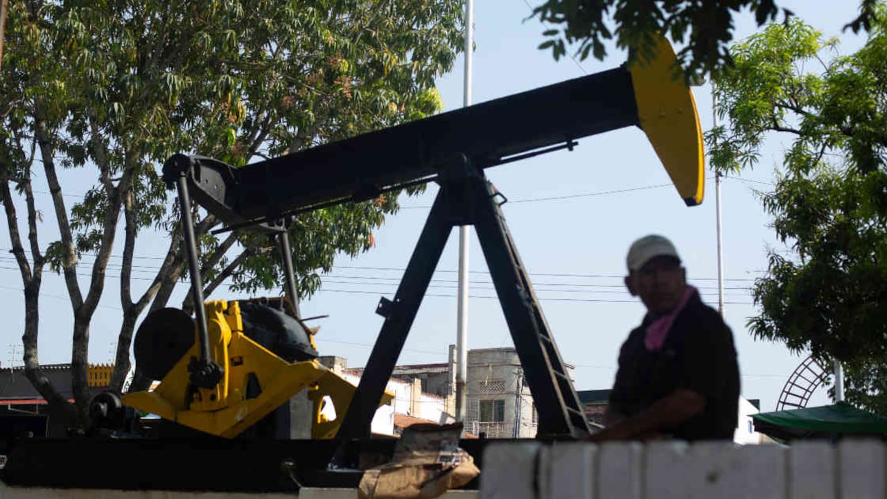 La industria petrolera está tan arraigada en Barrancabermeja que en la mayoría de sus parques hay monumentos alusivos a esa práctica. Foto: Pilar Mejía/Semana.