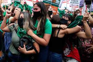 Activistas por el derecho al aborto celebran en Buenos Aires luego que la cámara baja argentina aprobó una propuesta que legalizaría el aborto, el viernes, 11 de diciembre del 2020. La medida pasa ahora al Senado. Foto: AP / Natacha Pisarenko.