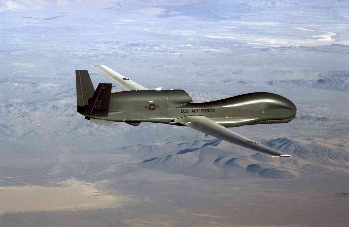 Esta foto, publicada el 20 de junio por la Fuerza Aérea de los EE. UU., muestra un avión RQ-4 Global Hawk no tripulado de vigilancia y reconocimiento, que fue derribado por un misíl iraní en el  Estrecho de Ormuz. FOTO:  US AIR FORCE / AFP