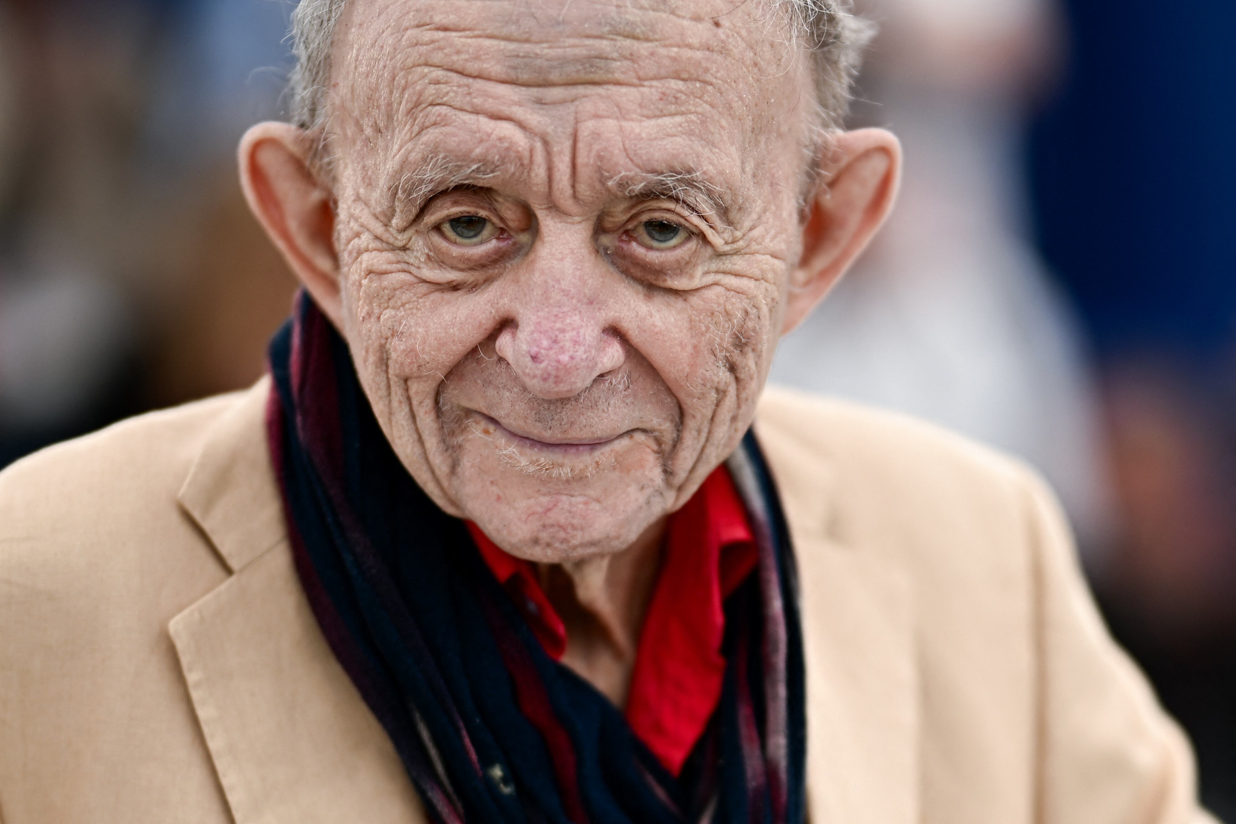 Frederick Wiseman en promoción de su filme 'Law and Order' en el Festival de  Cannes 2024. Foto: LOIC VENANCE / AFP