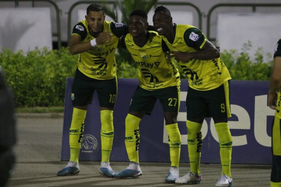 Jugadores de Atlético Huila celebrando el primer gol del partido frente a La Equidad.