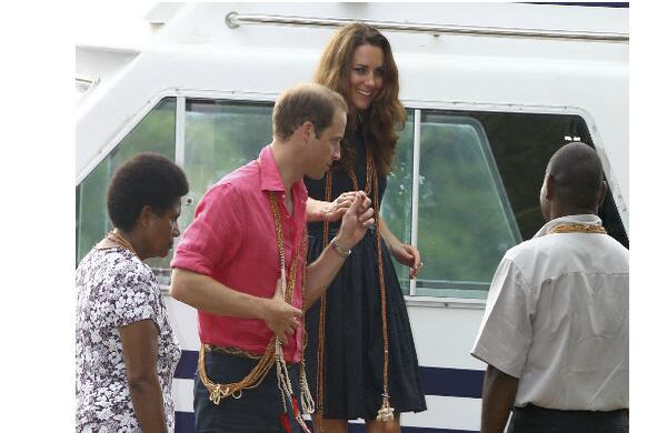 Príncipe Guillermo de Inglaterra ayuda a su esposa Kate, a la llegada las Islas Salomón.