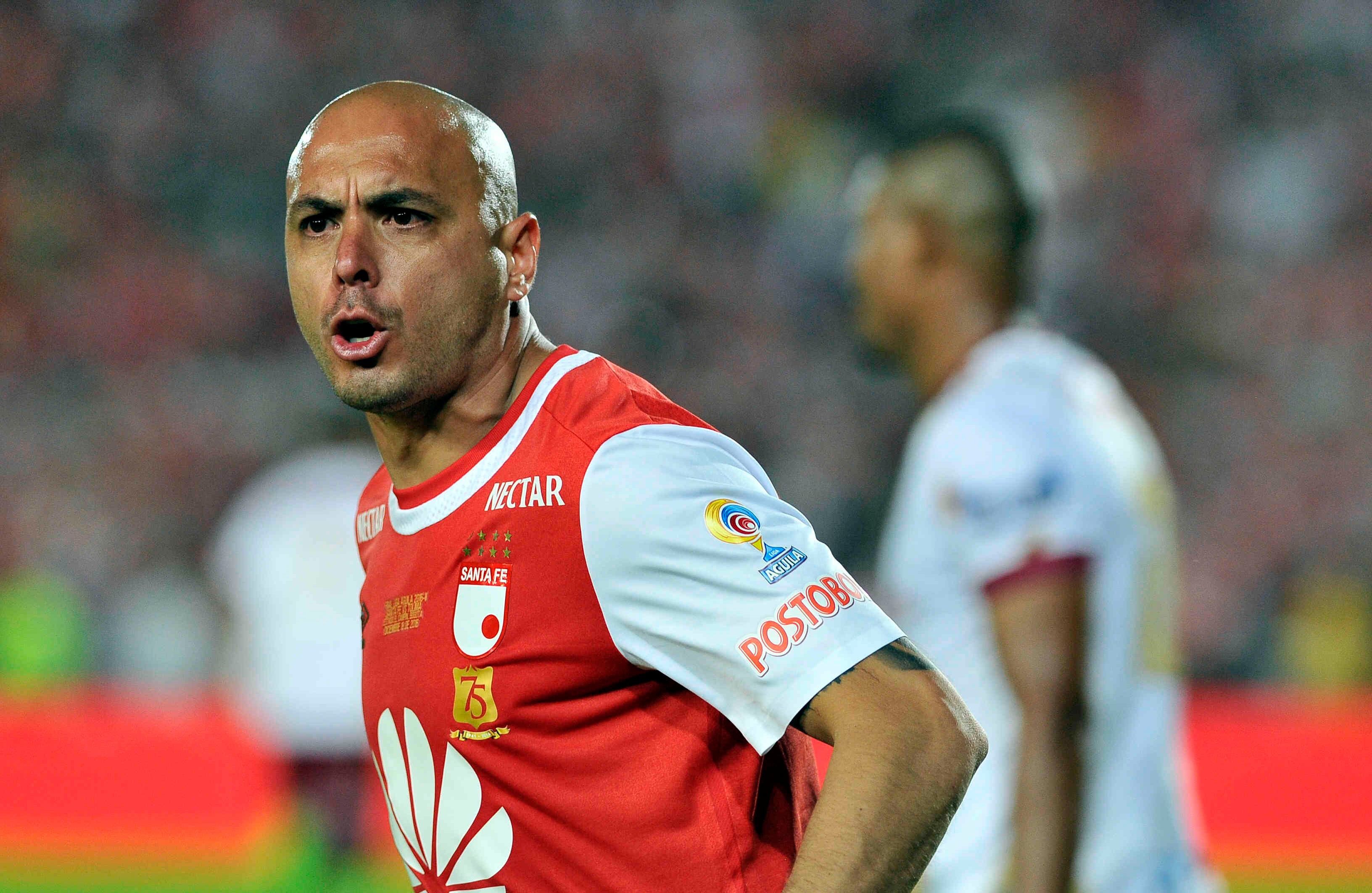 Omar Pérez, del Santa Fe,  increpa al árbitro durante el partido de vuelta frente al Tolima, el domingo 18 de diciembre de 2016, en el Campín, en Bogotá. Al finalizar el encuentro, los cardenales alcanzaron su novena estrella  al derrotar 1-0 a los tolimenses con un gol de Héctor Urrego y se proclamó campeón del torneo clausura 2016 del fútbol profesional colombiano