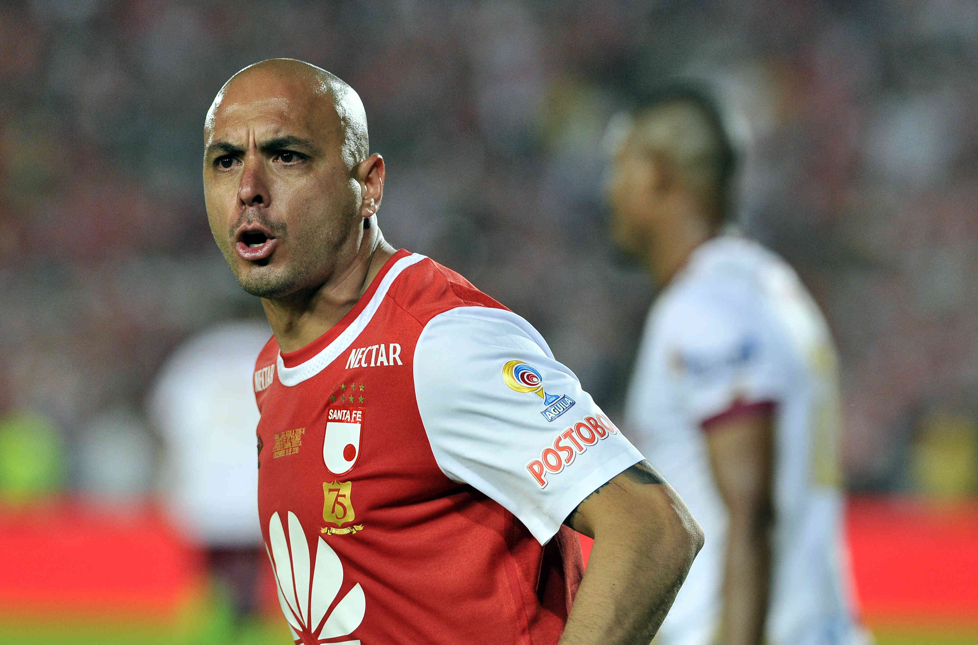 Omar Pérez, del Santa Fe, increpa al árbitro durante el partido de vuelta frente al Tolima, el domingo 18 de diciembre de 2016, en el Campín, en Bogotá. Al finalizar el encuentro, los cardenales alcanzaron su novena estrella al derrotar 1-0 a los tolimenses con un gol de Héctor Urrego y se proclamó campeón del torneo clausura 2016 del fútbol profesional colombiano