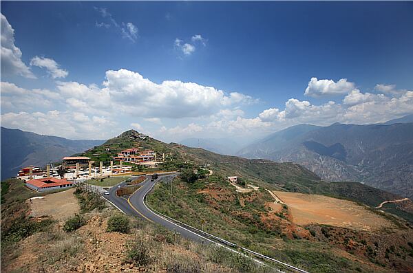 El Parque Nacional Chicamocha, en el departamento de Santander, al noreste colombiano, es un zona de 392 hectáreas de montañas y un cañón en que las autoridades locales han desarrollado desde 2006 un parque turístico con teleférico.