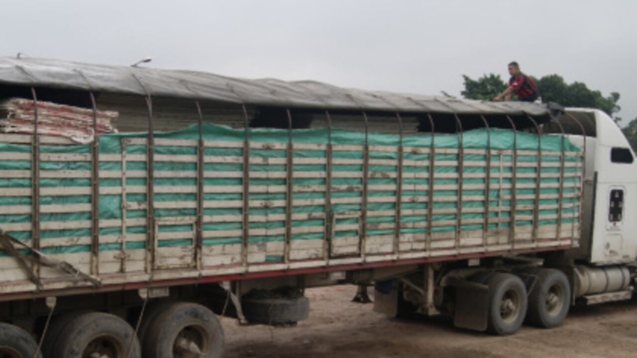 El conductor de este camión aseguraba que llevaba una carga de ‘drywall’ de Homecenter. Pero era falso. Encontraron debajo tres contenedores con mercancía de contrabando por 2.000 millones de pesos. En solo cuatro meses cogieron siete como estos, utilizando marcas famosas y productos como el carbón, la cerveza y hasta los gases inflamables para camuflar whisky y otro tipo de contrabando.