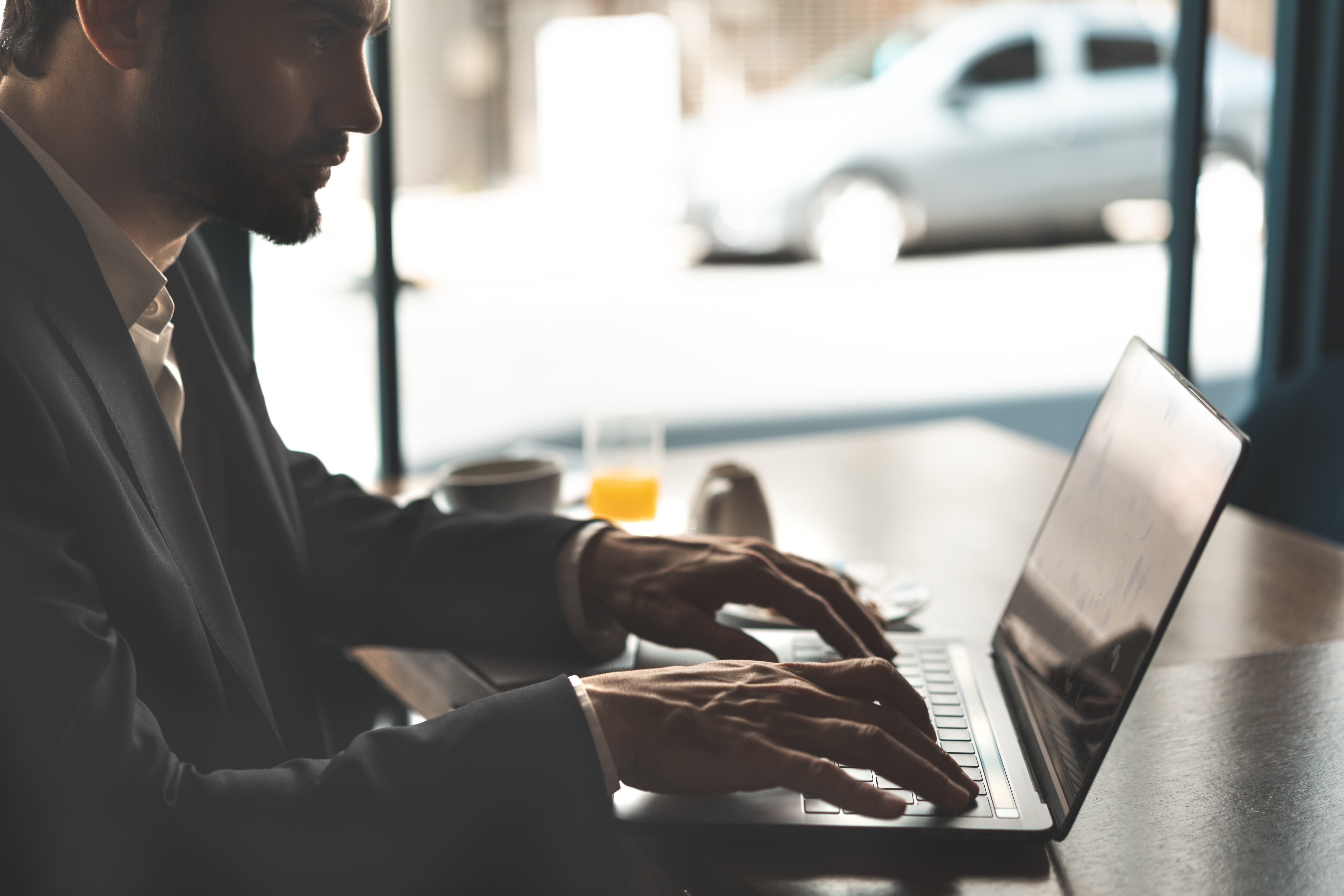 Existen múltiples plataformas para encontrar empleo en empresas extranjeras.