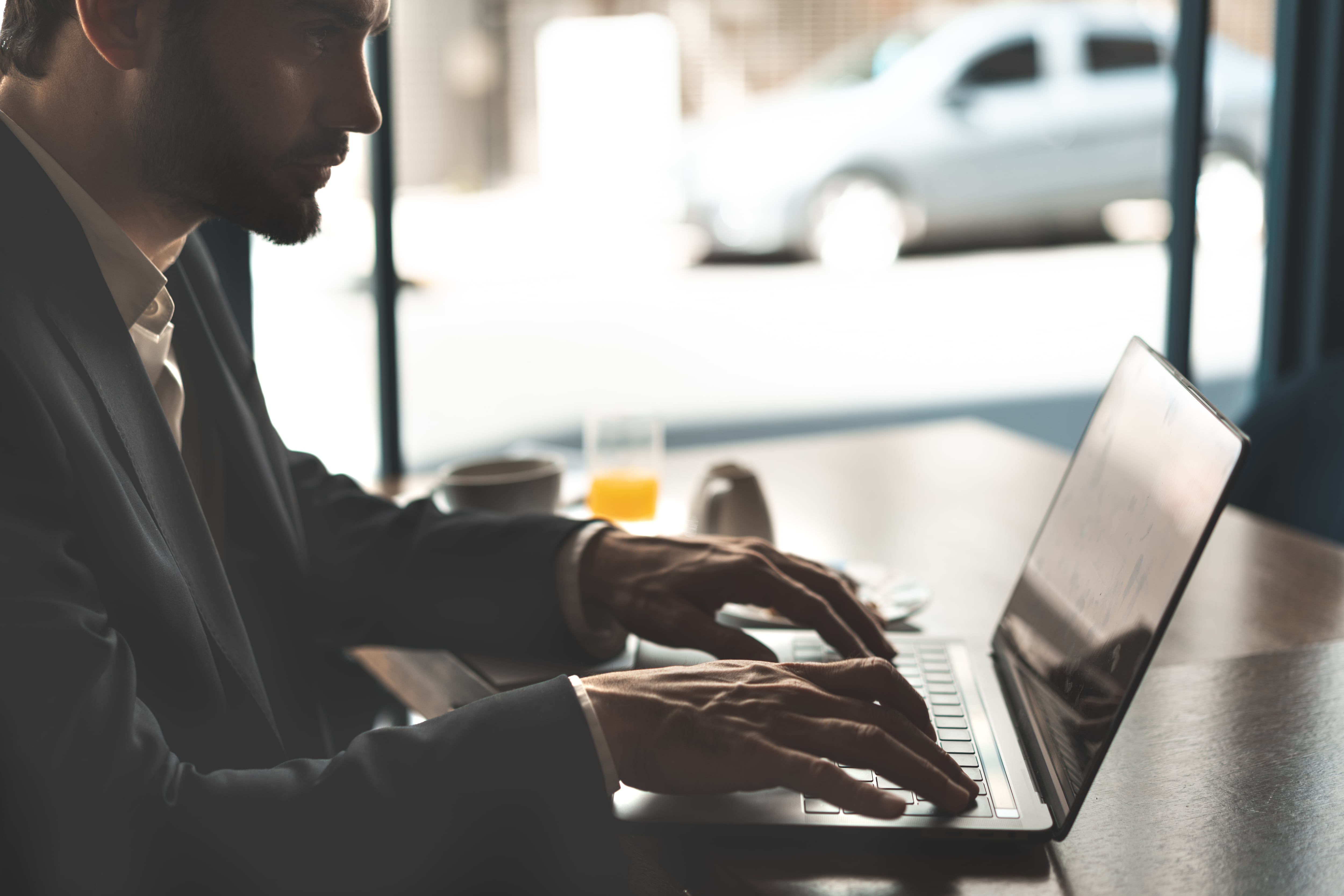 Existen múltiples plataformas para encontrar empleo en empresas extranjeras.