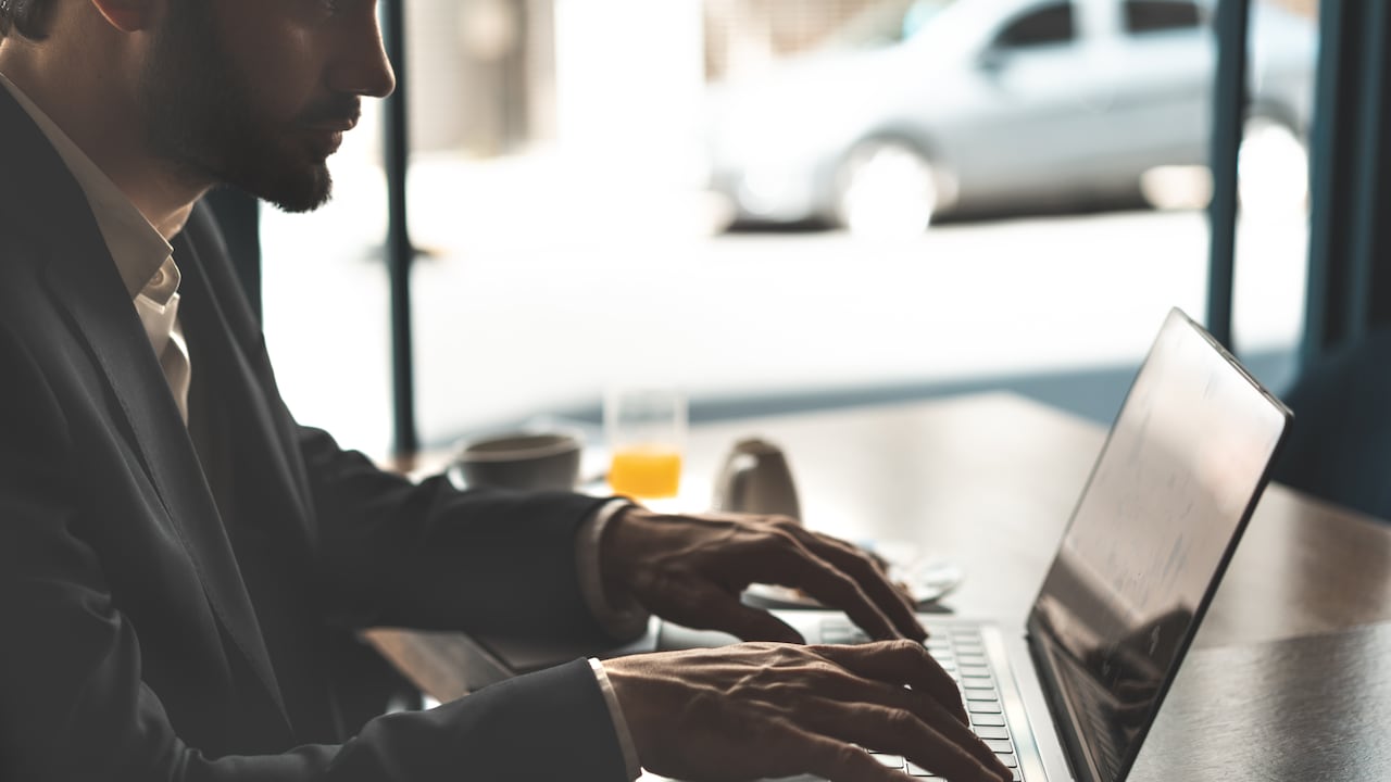 Existen múltiples plataformas para encontrar empleo en empresas extranjeras.