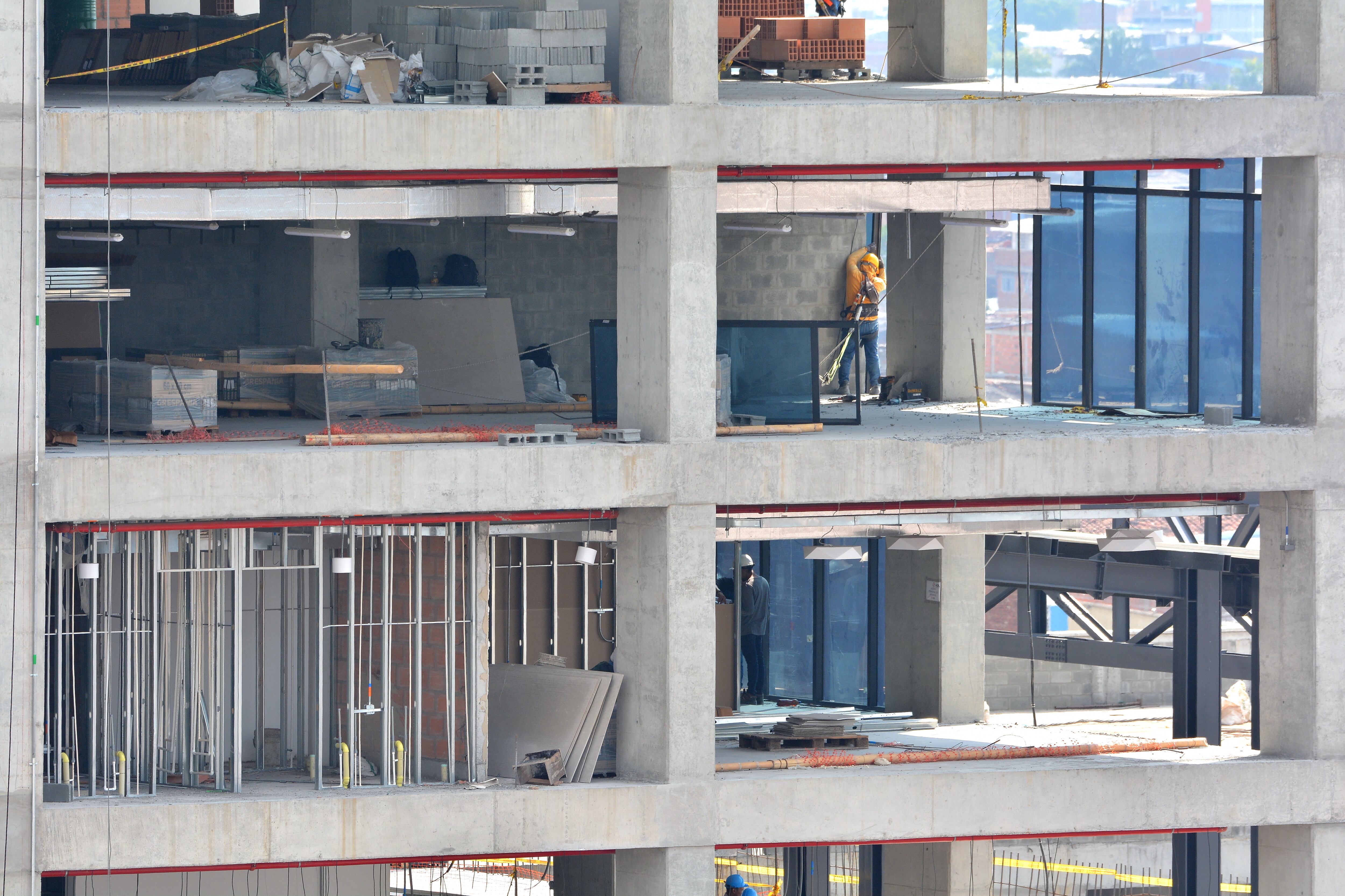 Así va la construcción del búnker de la Fiscalía en Cali, de 14 pisos, comenzó el 1 de junio de 2023.  Se espera que esté listo para mayo de 2025. Es un proyecto de renovación urbana que se enmarca en el macro proyecto "Ciudad Paraíso". El proyecto tiene como objetivo centralizar los servicios de la justicia y mejorar la respuesta judicial en la región. Foto Jorge Orozco / El País.