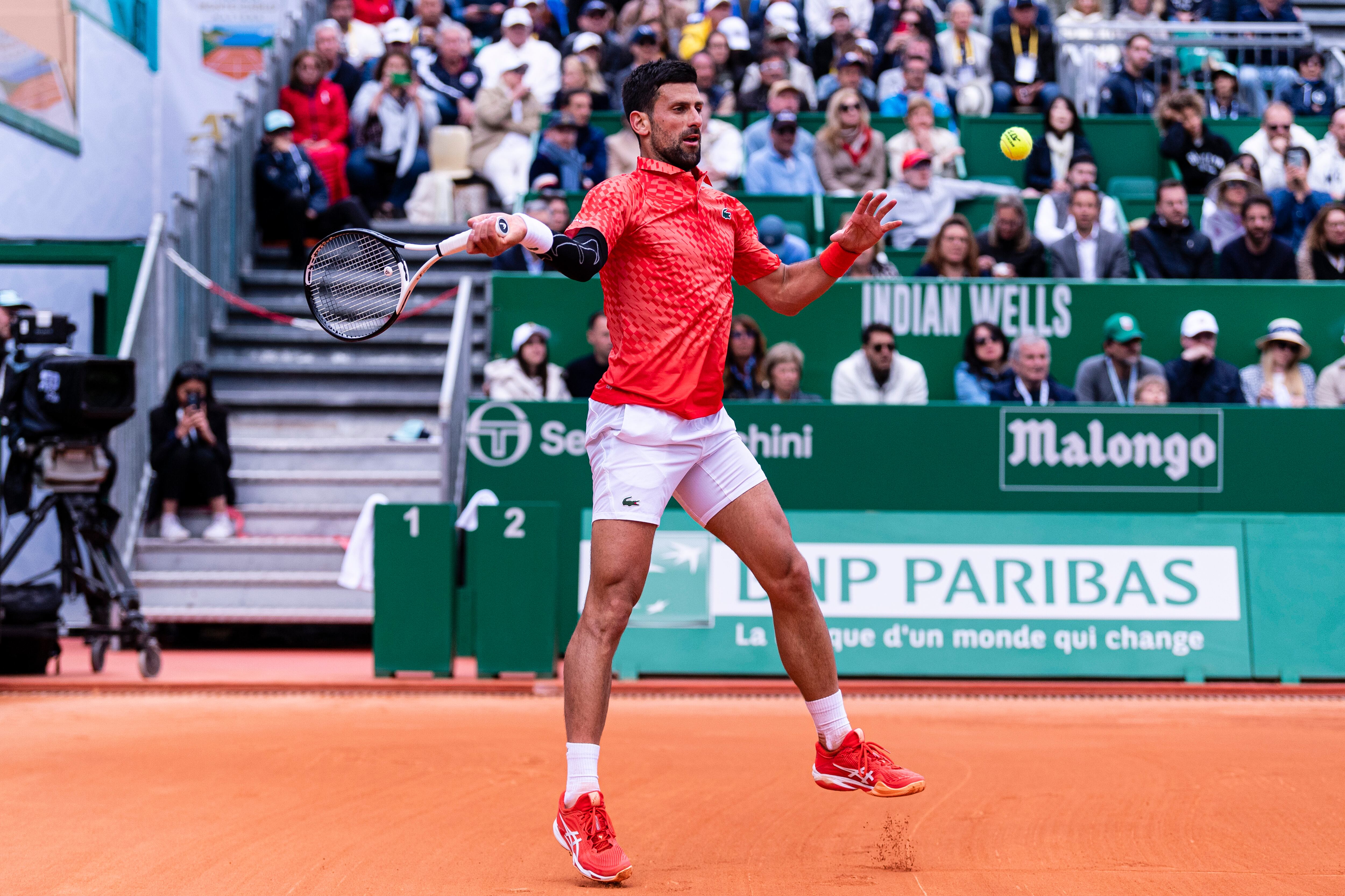 Novak Djokovic en el duelo con Lorenzo Musetti