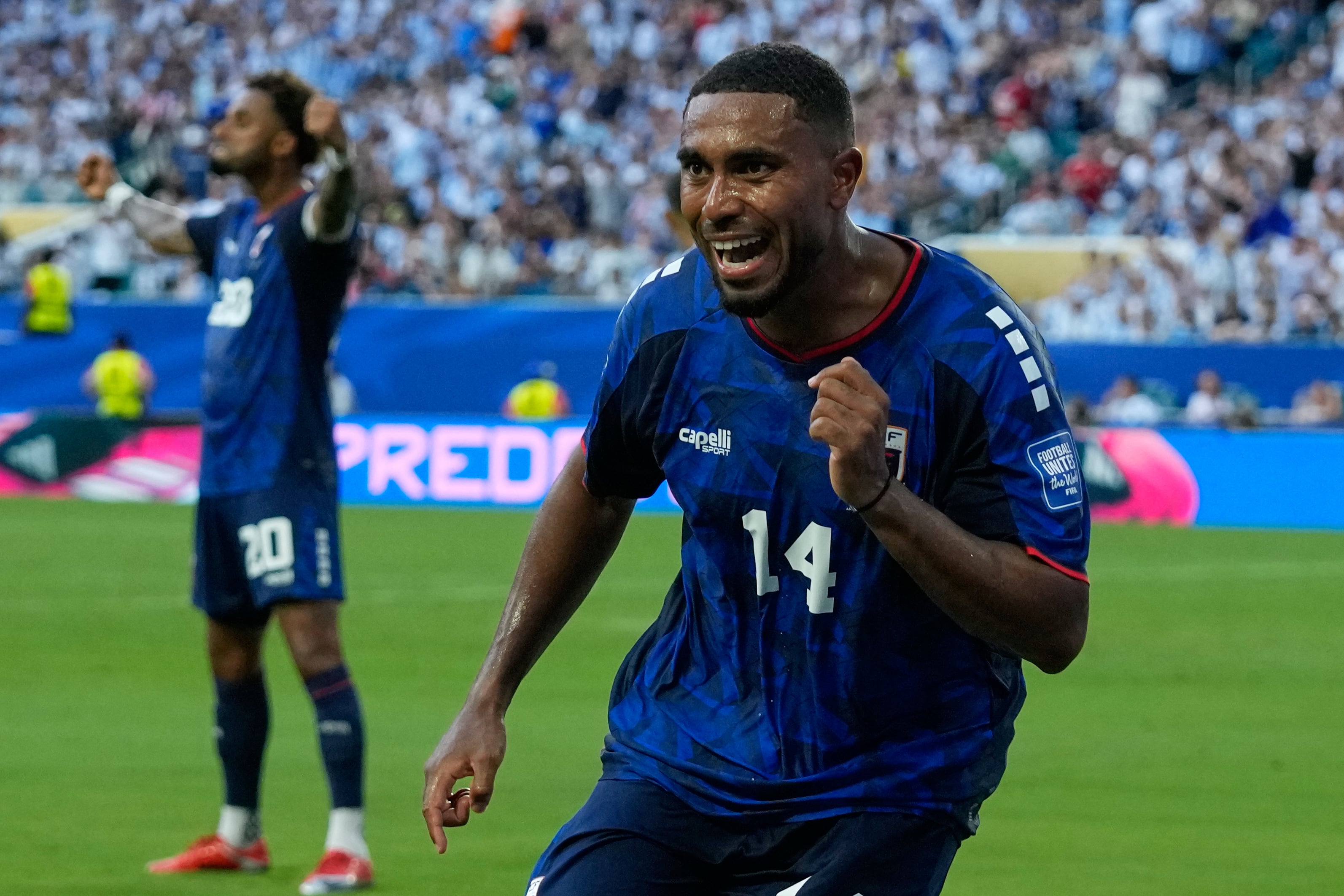 Deroy Duarte celebra el gol ante Argentina.