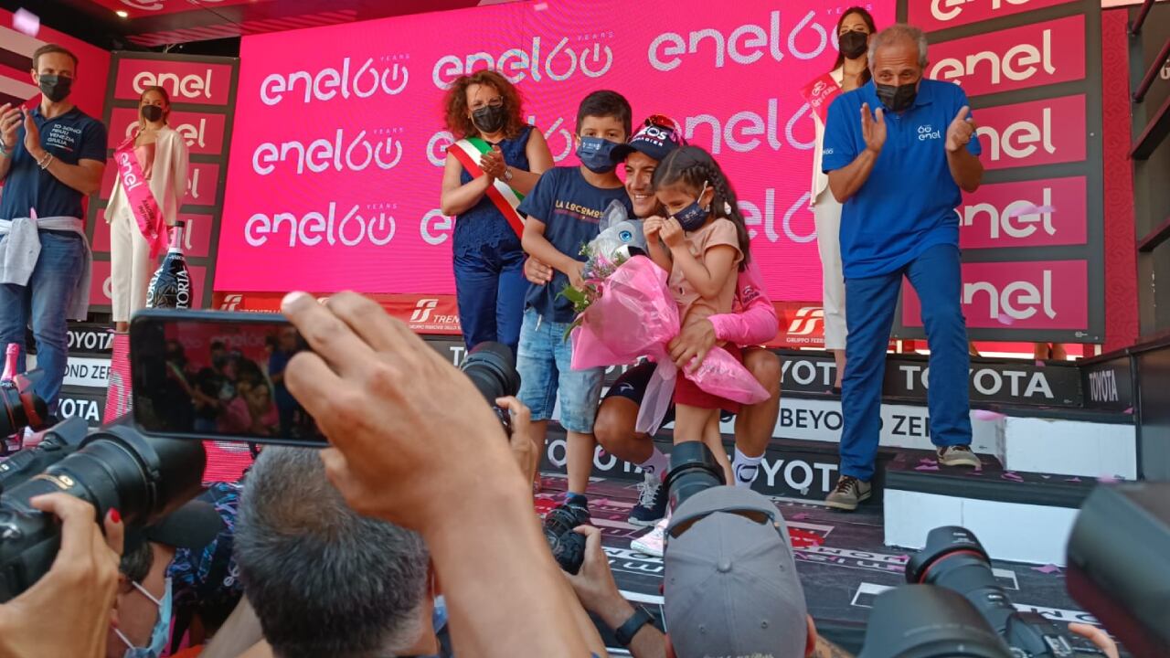 Richard Carapaz posando junto a sus hijos Santiago y Sofia en el podio de la etapa 19 del Giro