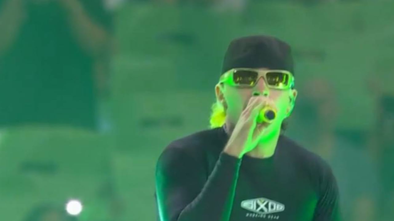 El cantante interpretó Luna.