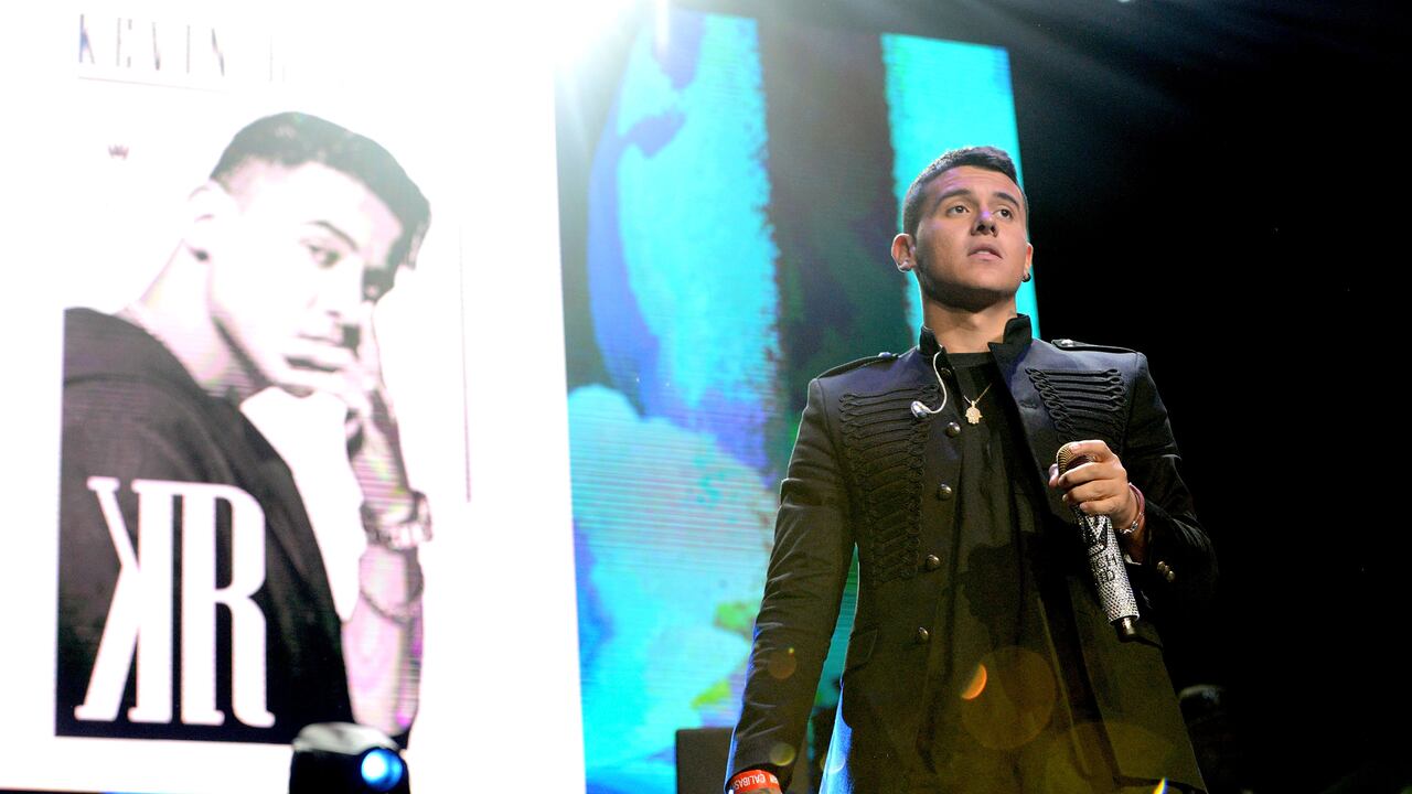 LOS ÁNGELES, CA - 21 DE ENERO: El cantante Kevin Roldán actúa en el escenario durante el Calibash 2017 en el Staples Center el 21 de enero de 2017 en Los Ángeles, California. (Foto de Scott Dudelson/Getty Images)