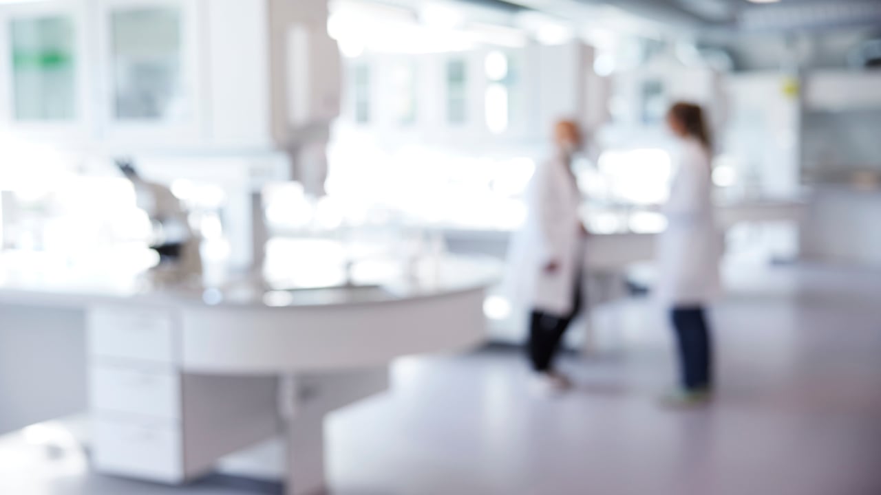 Video capta a dos profesionales de la salud que dejaron de lado su labor en un hospital y terminaron aparentemente teniendo sexo en un consultorio.