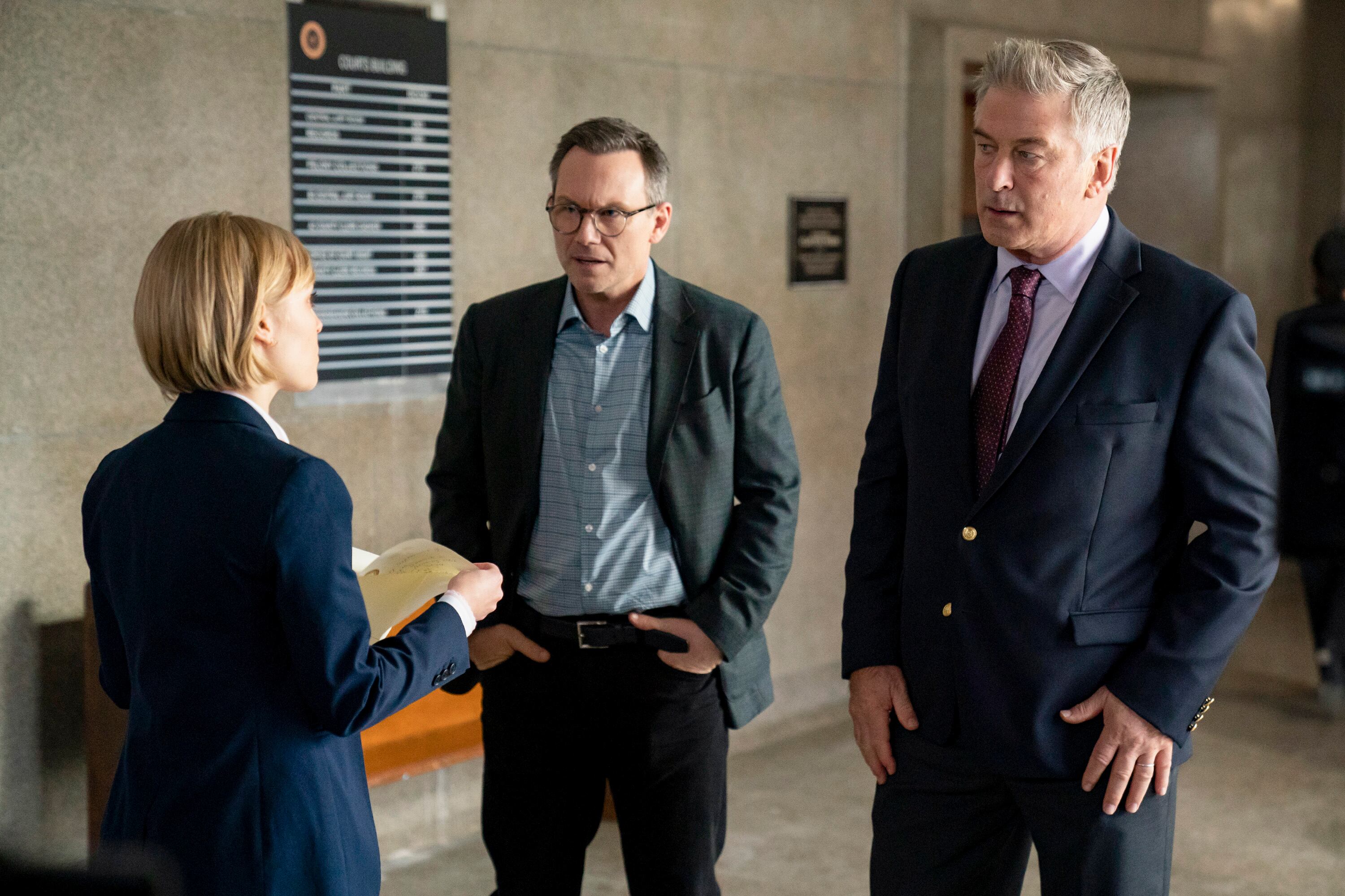 AnnaSophia Robb es Michelle Shughart, Christian Slater es Randell Kirby y Alec Baldwin es Robert Henderson - Foto: Barbara Nitke/Peacock