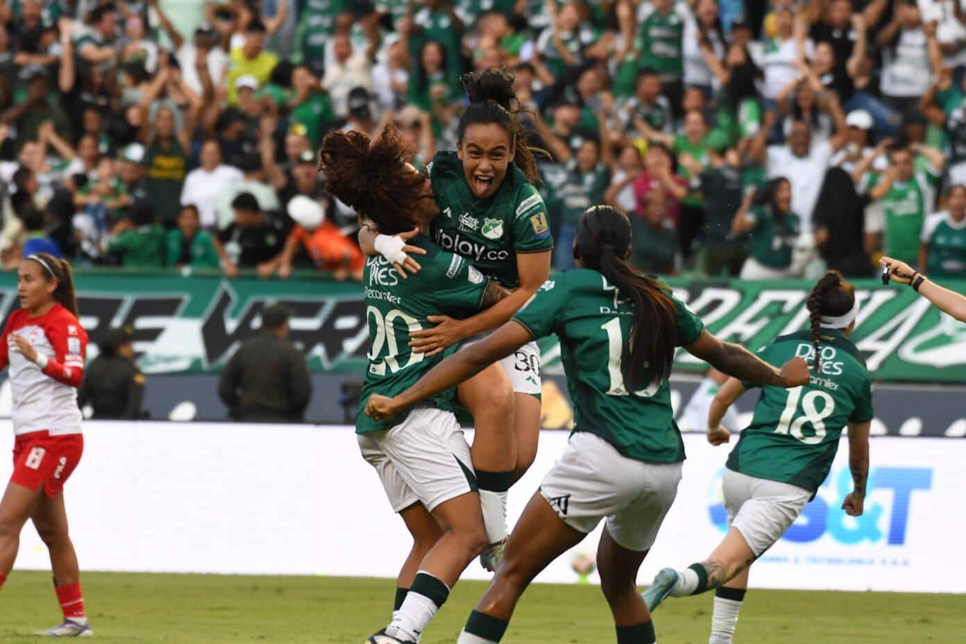 Deportivo Cali celebrando el gol que les dio la igualdad global.