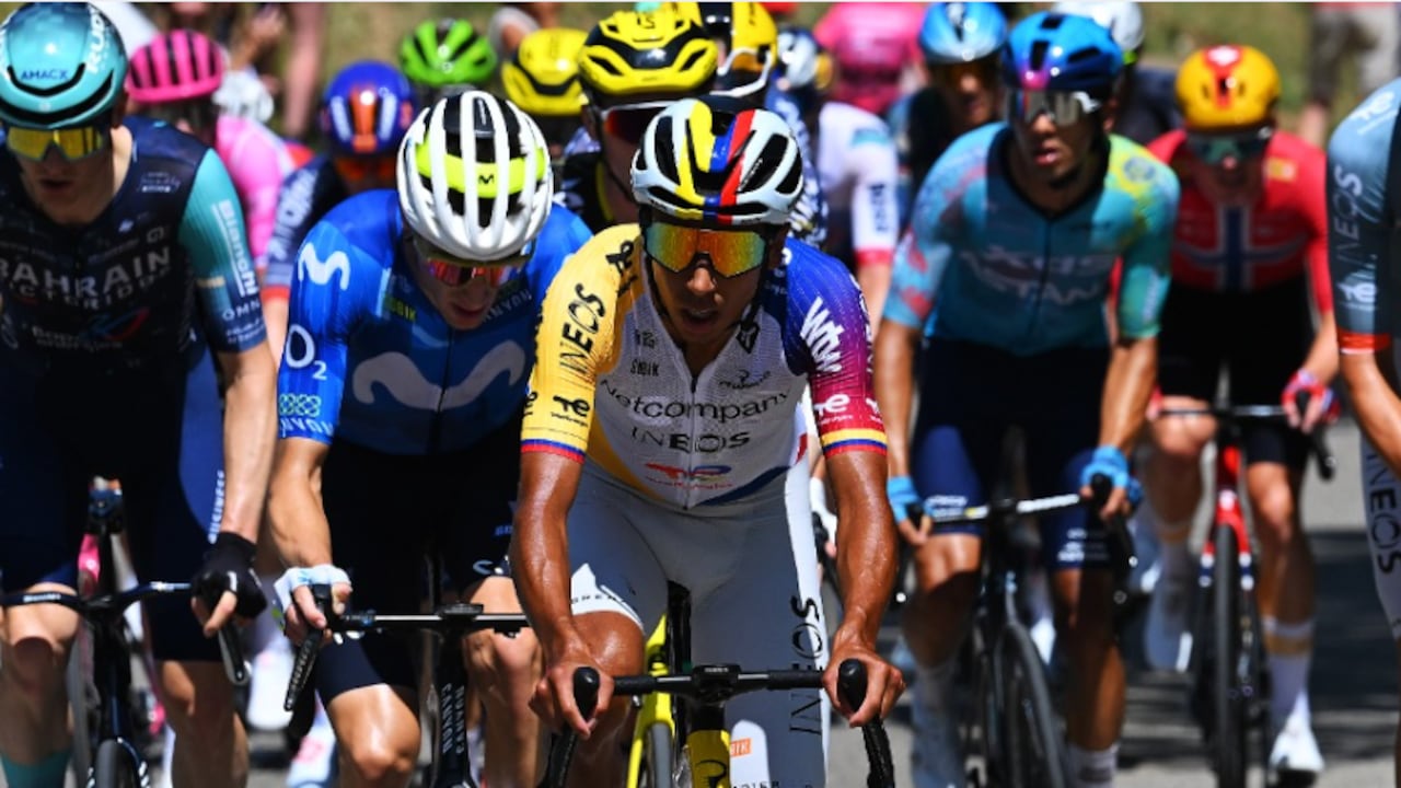 Egan Bernal (centro) en la etapa 17 del Tour de Francia 2026.