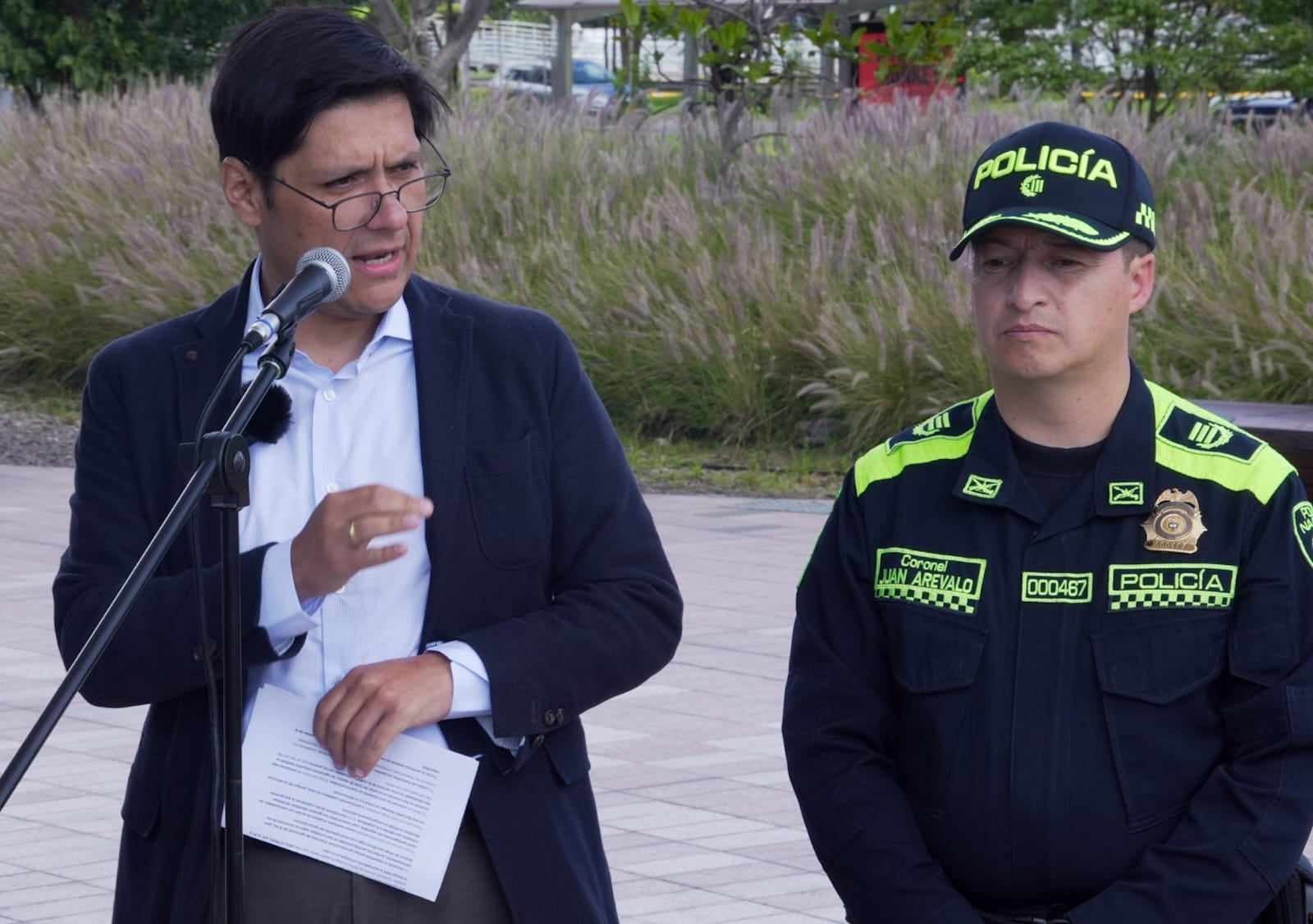 Secretario de Seguridad de Bogotá, César Restrepo, en compañía del coronel Juan Arévalo de la Policía de Bogotá.