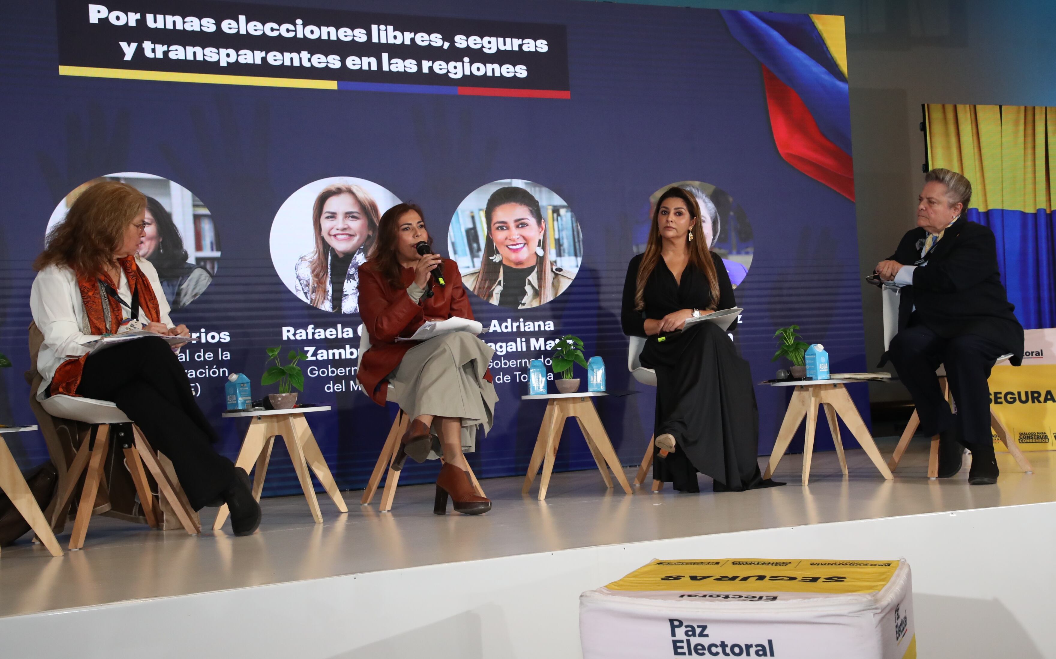 De izquierda a derecha,  Alejandra Barrios, directora nacional de la Misión de Observación Electoral (MOE); Rafaela Cortés Zambrano, gobernadora del Meta; Adriana Magali Matiz, gobernadora del Tolima y Clara López Obregón, senadora de la República.