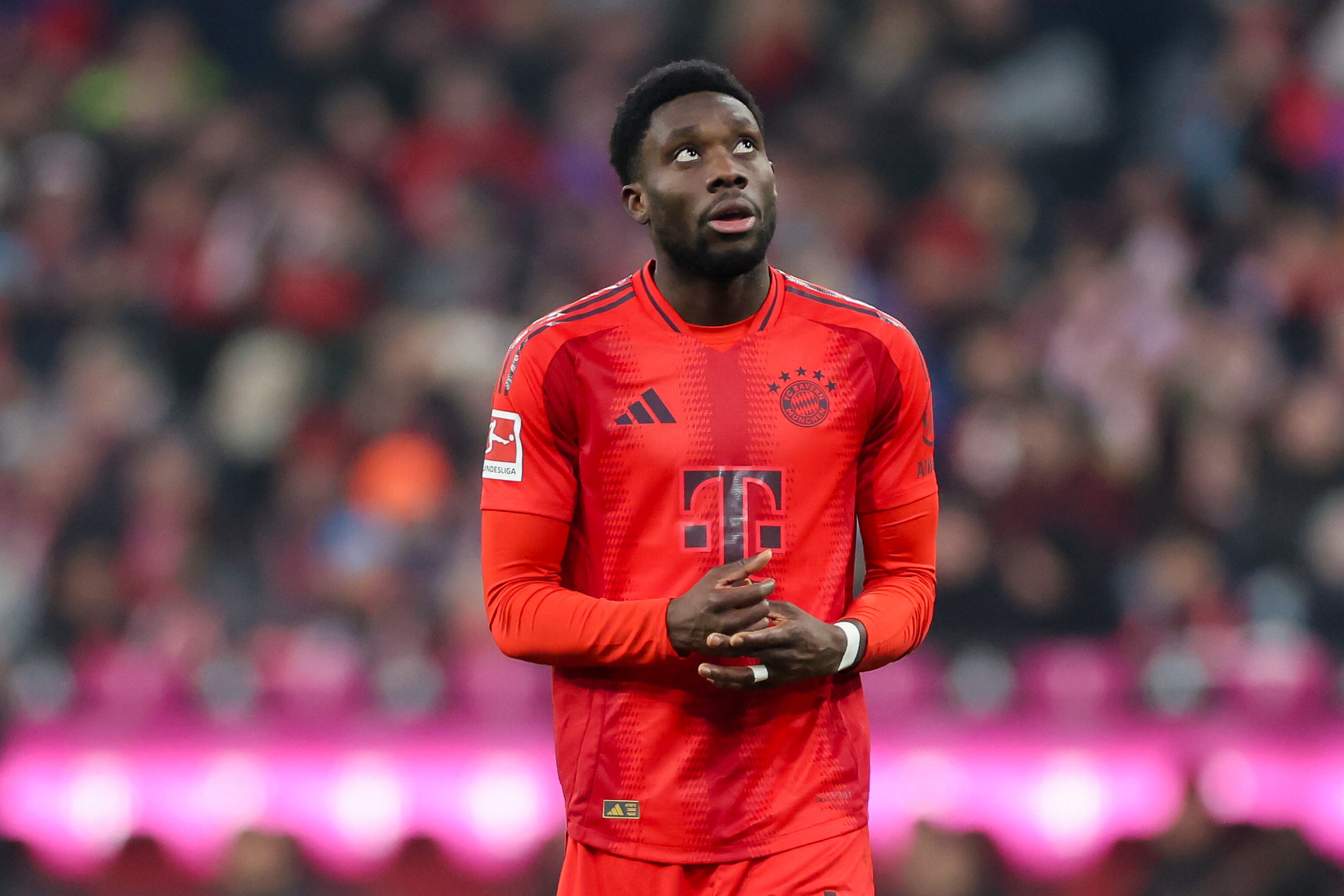 Alphonso Davies se queda en Alemania.