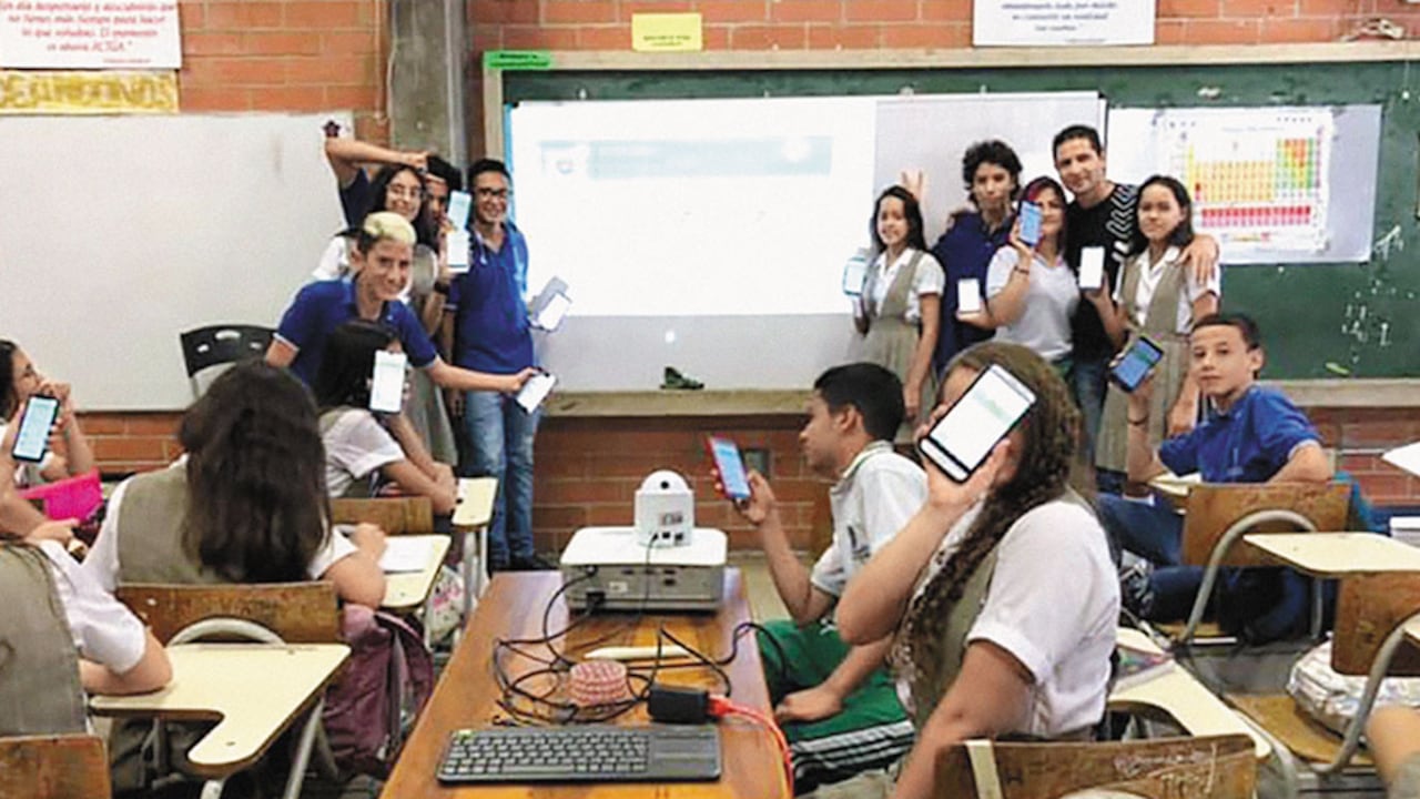 Manuel Lopera, un emprendedor colombiano creó TOMI, un dispositivo que él ha definido como “el Iphone de los maestros”