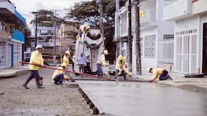 En materia de infraestructura vial, Ibagué emprendió la reposición de redes de acueducto y alcantarillado, además de la pavimentación de vías.