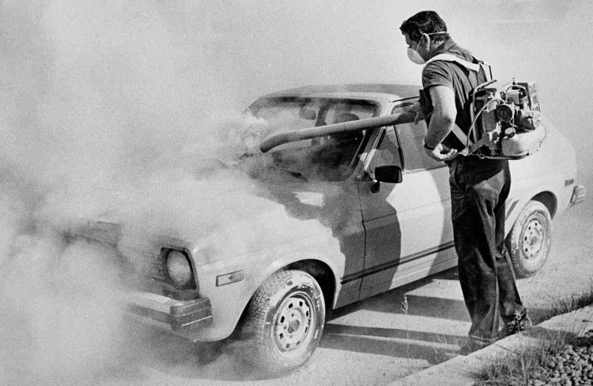 Foto de archivo de 1980, un trabajador de un concesionario de automóviles en Moscú, Idaho, usa un soplador para eliminar las cenizas de la erupción del Monte St. Helens de un automóvil en el estado de Washington, a más de 350 millas de distancia. Foto: Moscú-Pullman Daily News a través de AP, archivo.